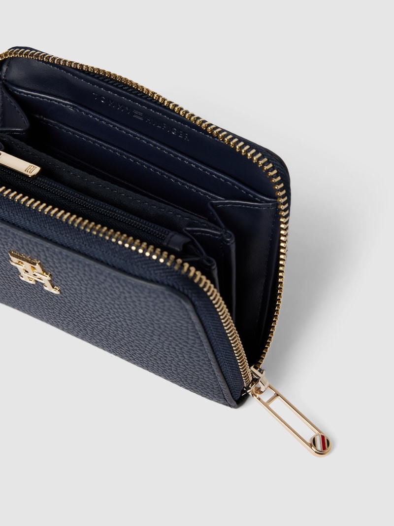 Portemonnaie mit Label-Applikation in marineblau