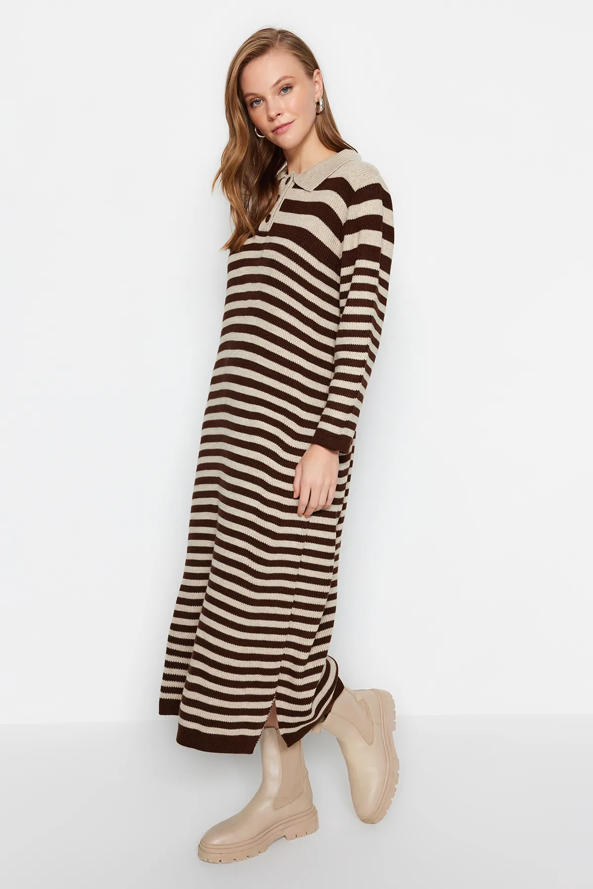 Trendyol Modest  Braunes gestreiftes Strickkleid mit Polokragen TCTAW24EB00026