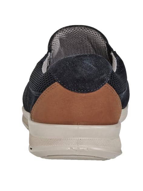 Slipper mit beidseitigen Elastikeinsätzen