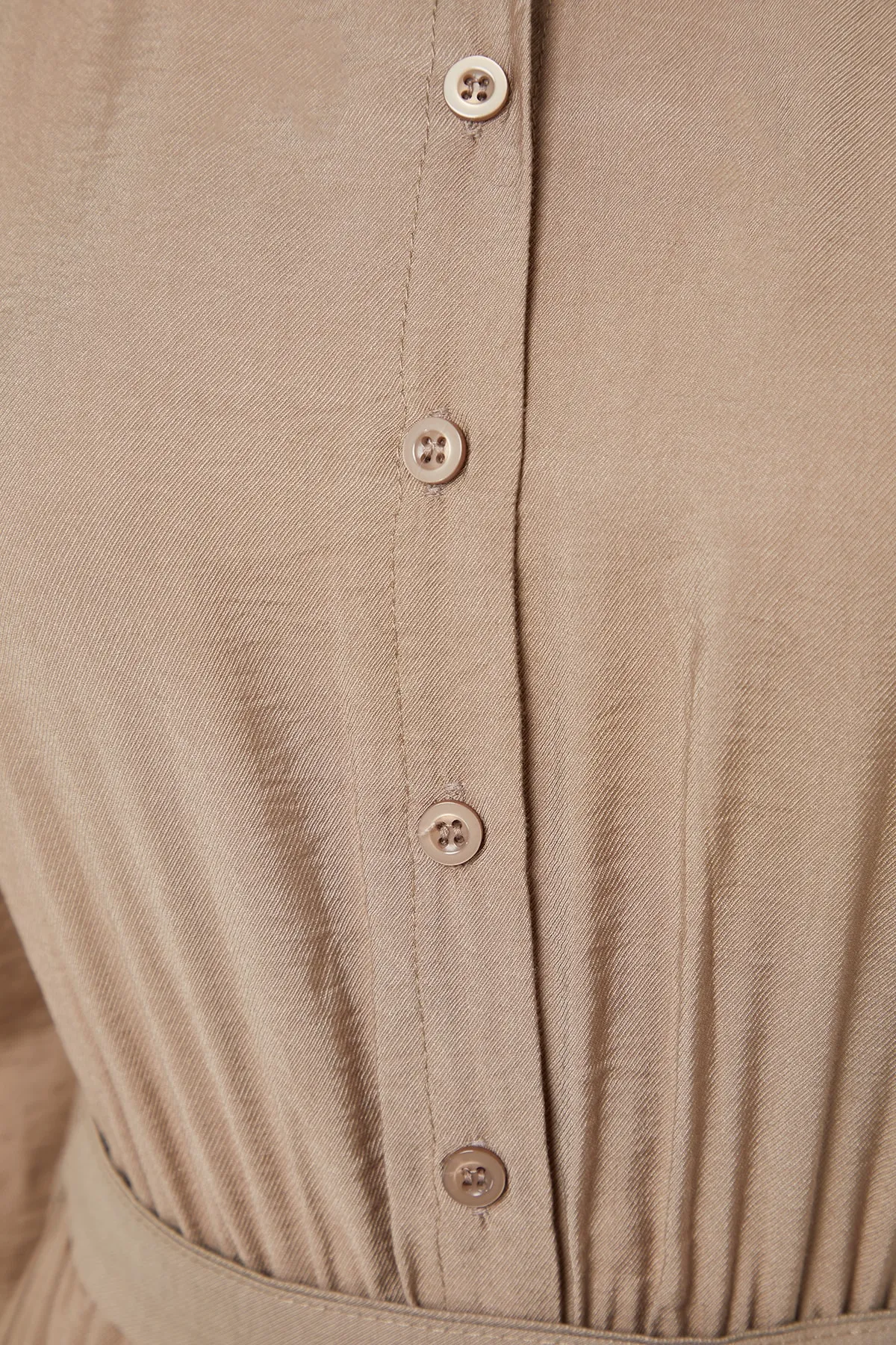 Trendyol Modest  Nerzfarbenes Hemdblusenkleid mit Schultergurt, detailliertem Rock und Volant TCTSS21EL3887