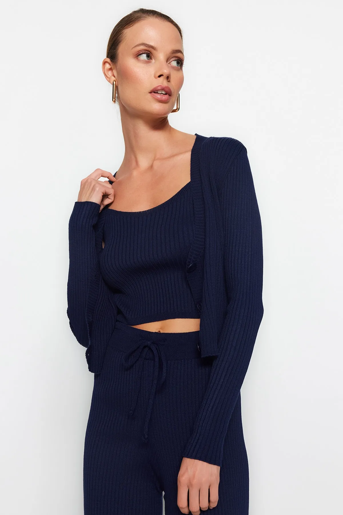 Trendyol Collection  Marineblaues, tailliertes Blusen-, Cardigan- und Hosen-Set aus Strickoberteil und -unterteil TWOAW22AU0006