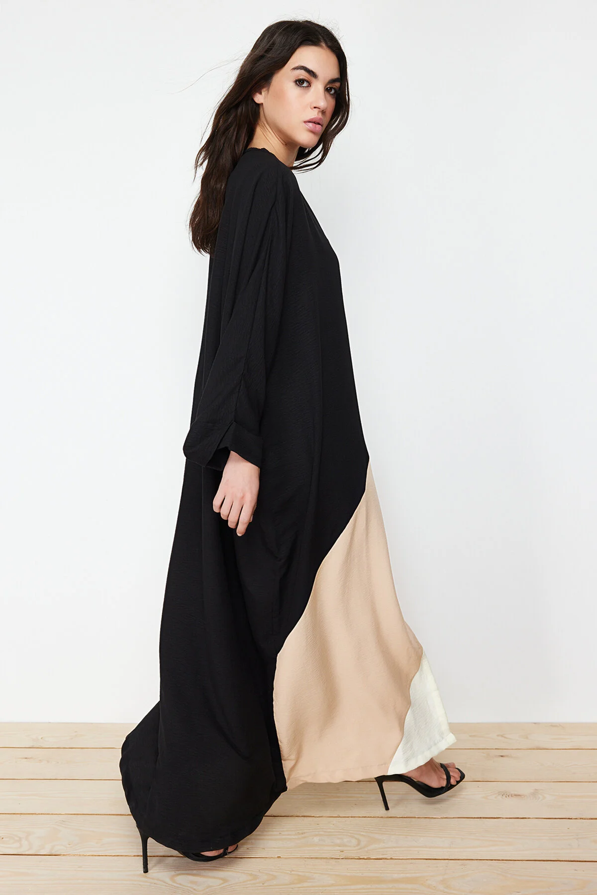 Trendyol Modest  Lange gewebte Kappe mit Farbblock-Steingürtel und Ferace TCTSS24KF00002