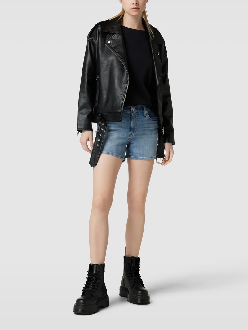 Jeansshorts mit Label-Patch in blau