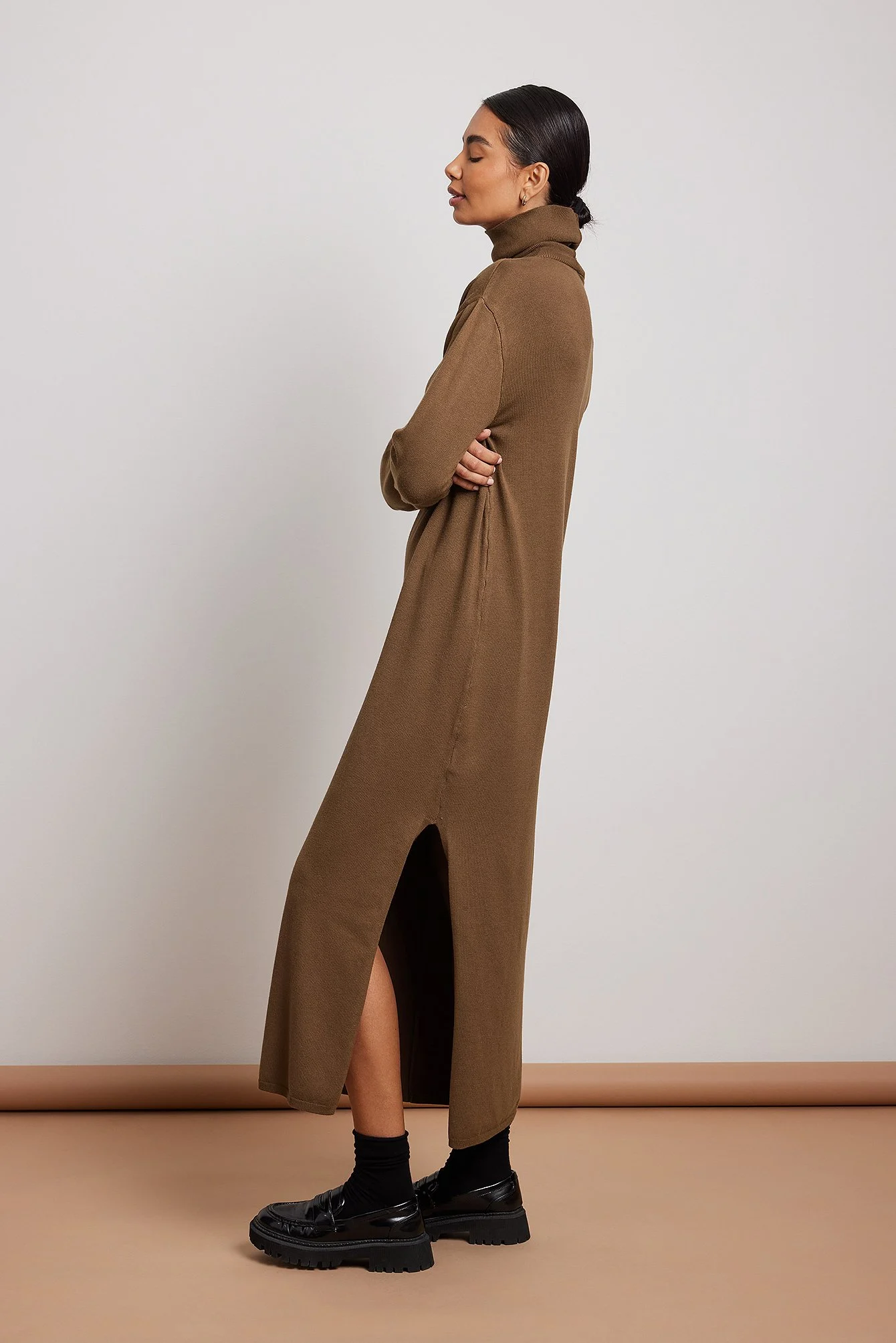 Langes, hochgeschlossenes Strickkleid mit Schlitz