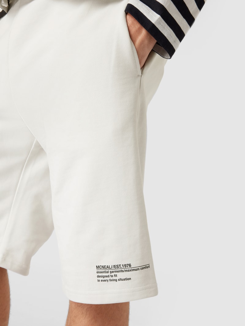 Sweatshorts mit Label-Print in offwhite