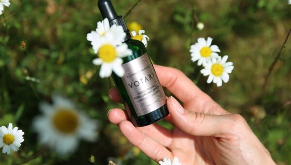 Votary Brightening Hyaluronic Serum Narcissus and AHAs Gesichtsserum