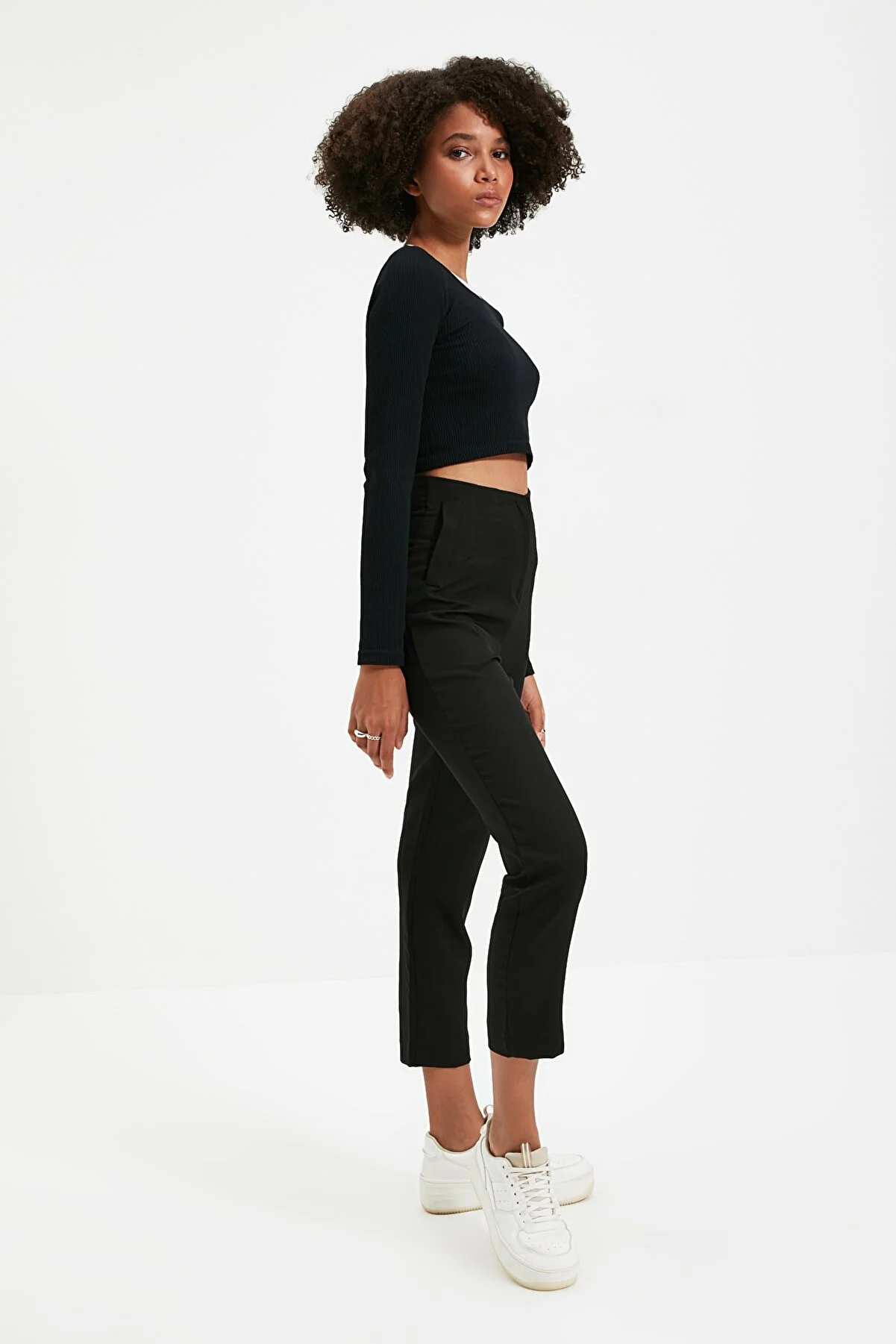 Trendyol Collection  Schwarze knöchellange gewebte Hose mit Zigarettenmuster und Abnähern, hoher Taille TWOSS20PL0515