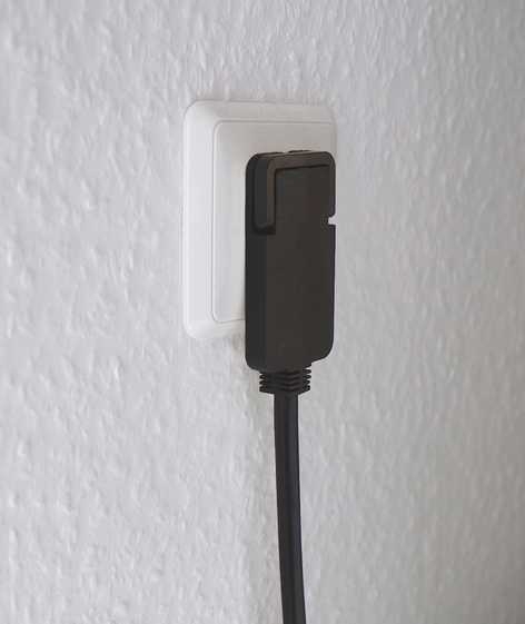 Brennenstuhl 1168980020 Hochwertiges Kunststoff-Verlängerungskabel mit Flachstecker, 2 m, H05VV-F3G1.5, schwarz