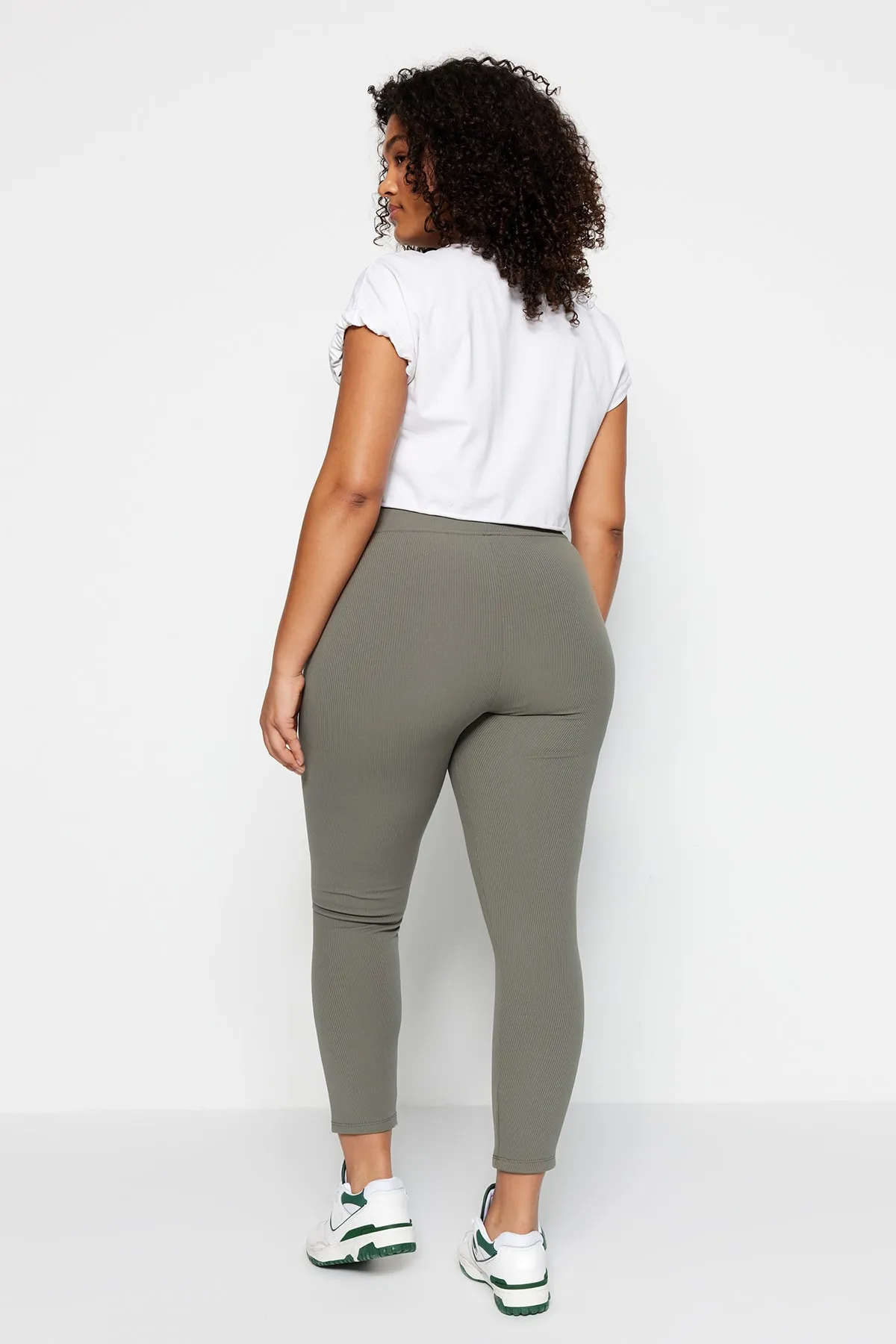 Trendyol Curve  Khakifarbene Strickstrumpfhose mit Fleece-Innenseite TBBAW23BV00017