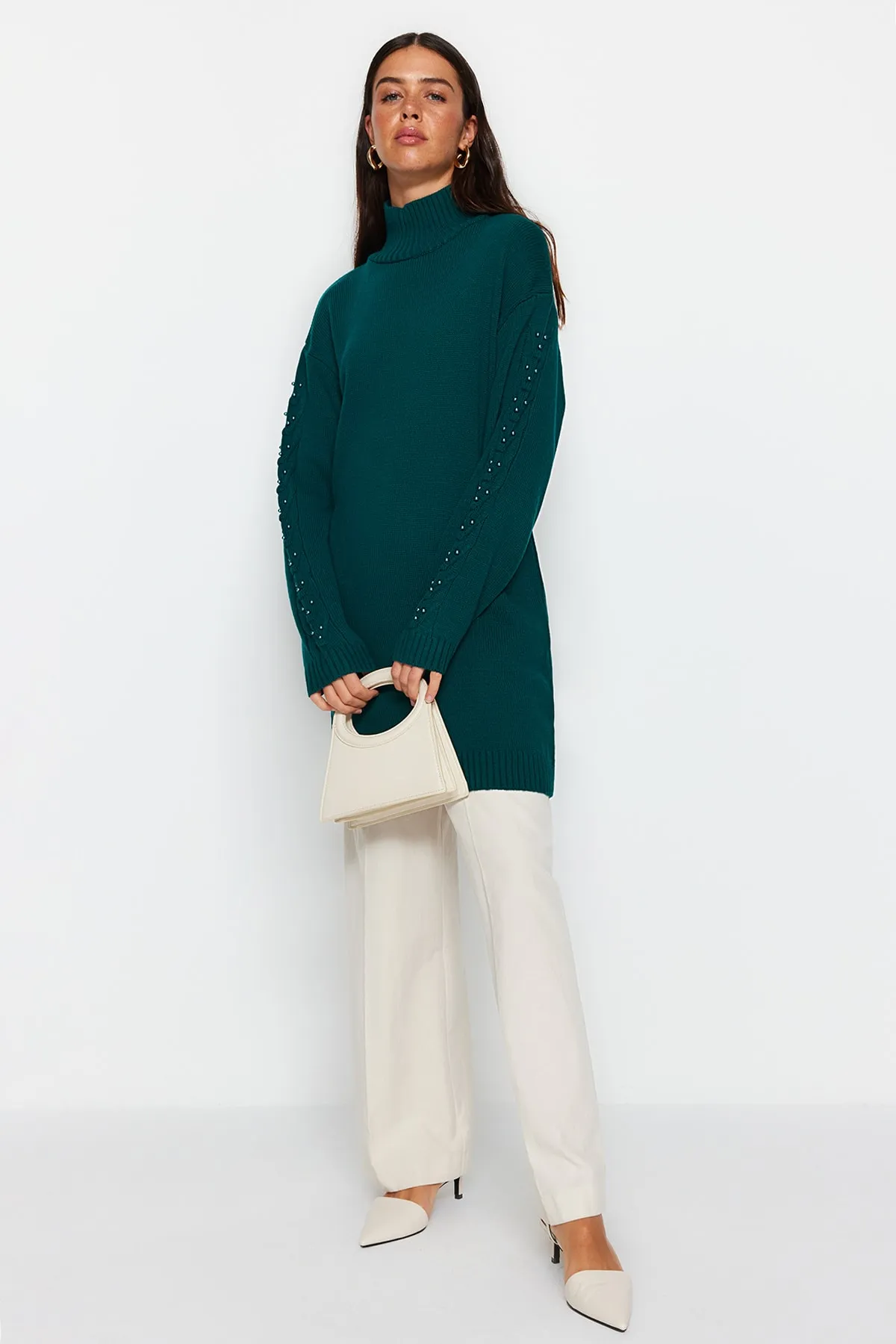 Trendyol Modest  Dunkelgrüner Strickpullover mit Perlendetails und Ärmeln TCTAW24AK00129