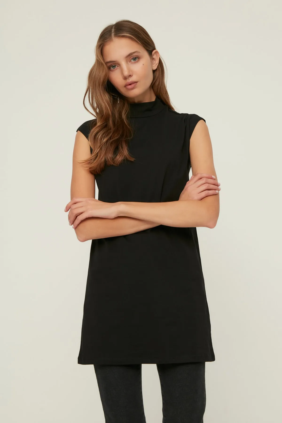 Trendyol Modest  Schwarz-Graues 2er-Pack ärmellose Unterwäsche-Liner-Tunika mit Stehkragen TCTSS21UK0033