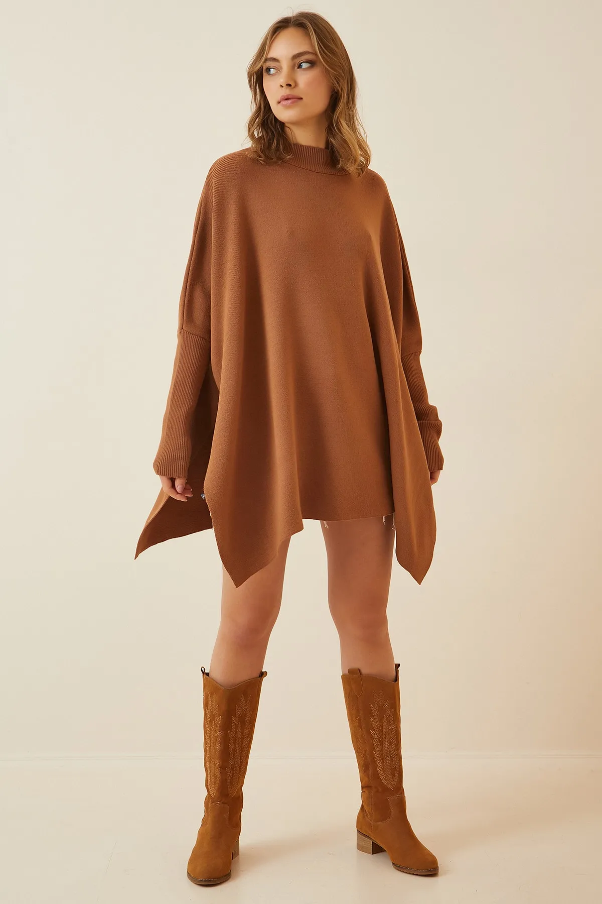 Happiness İstanbul  Damen Taba Übergroßes Poncho-Sweatshirt mit seitlichem Schlitz YY00005