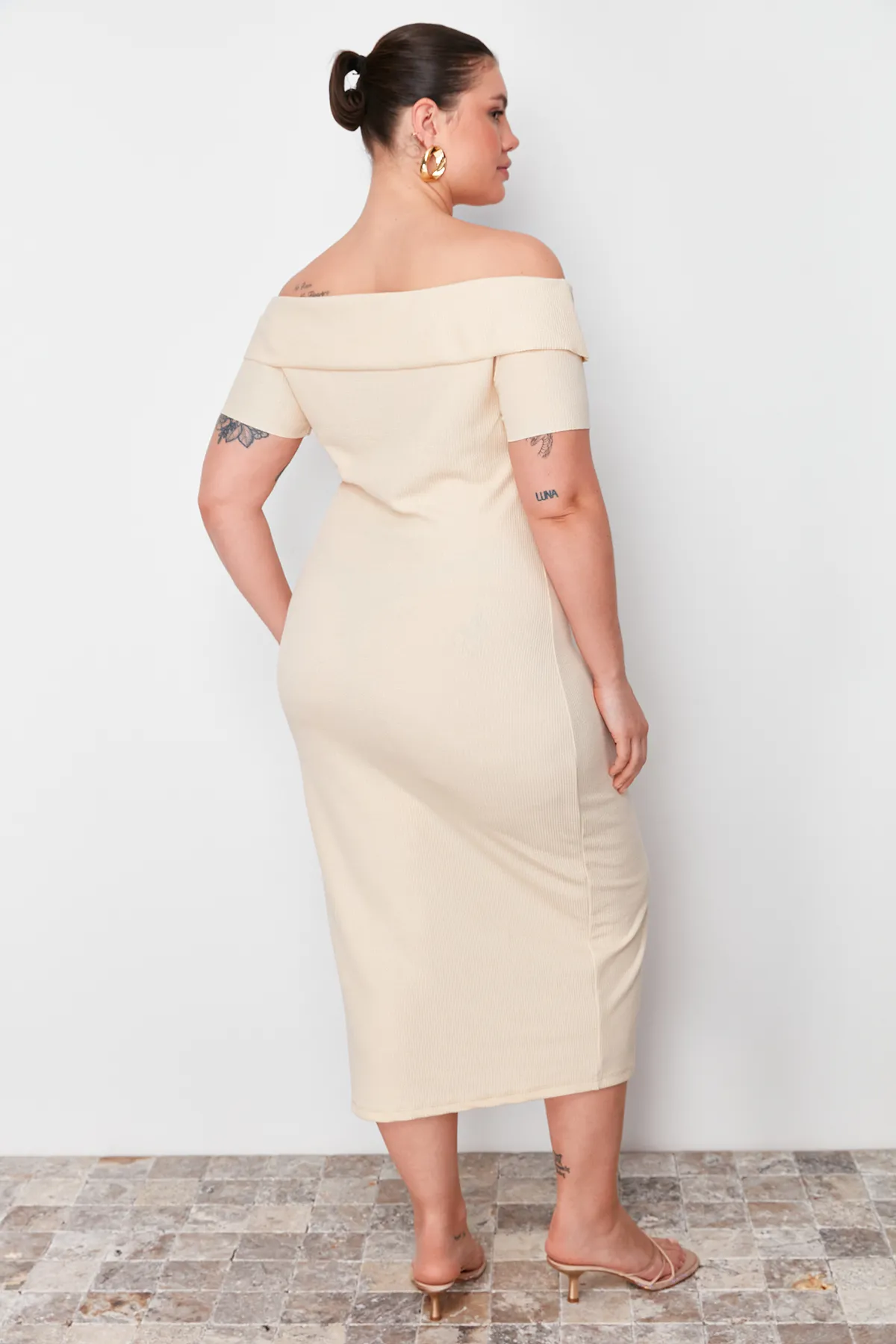 Trendyol Curve  Beigefarbenes, figurbetontes/tailliertes, geripptes Midikleid mit Carmenkragen und weicher Struktur, flexibles Strickkleid TBSSS24AH00163