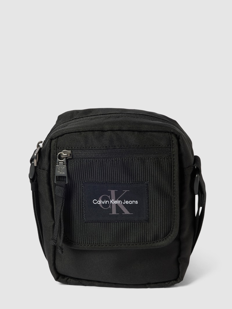 Umhängetasche mit Label-Patch in schwarz