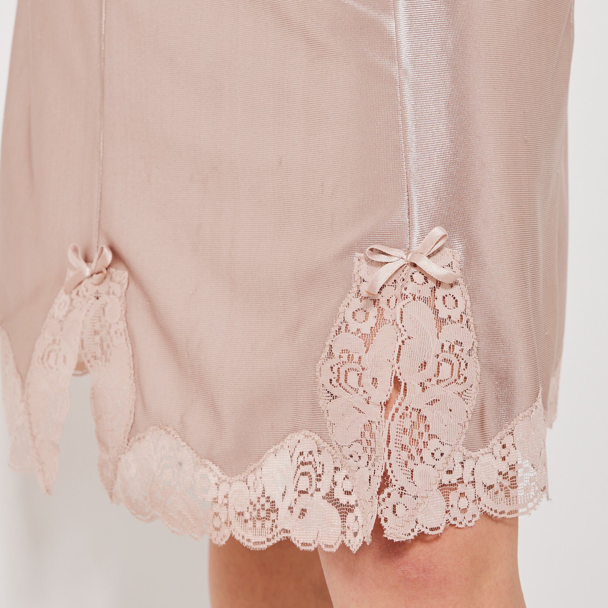 Fond de robe en satin antistatique