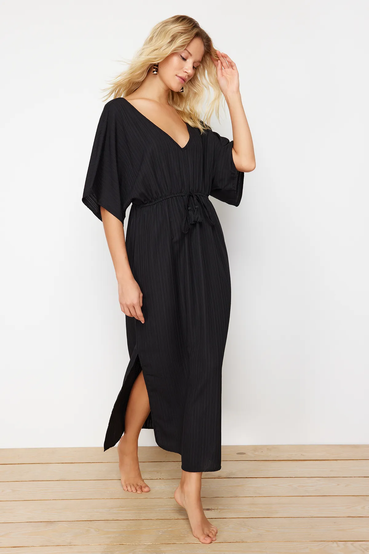 Trendyol Collection  Schwarzes Maxi-Strandkleid mit gewebter Krawatte TBESS24EL00084