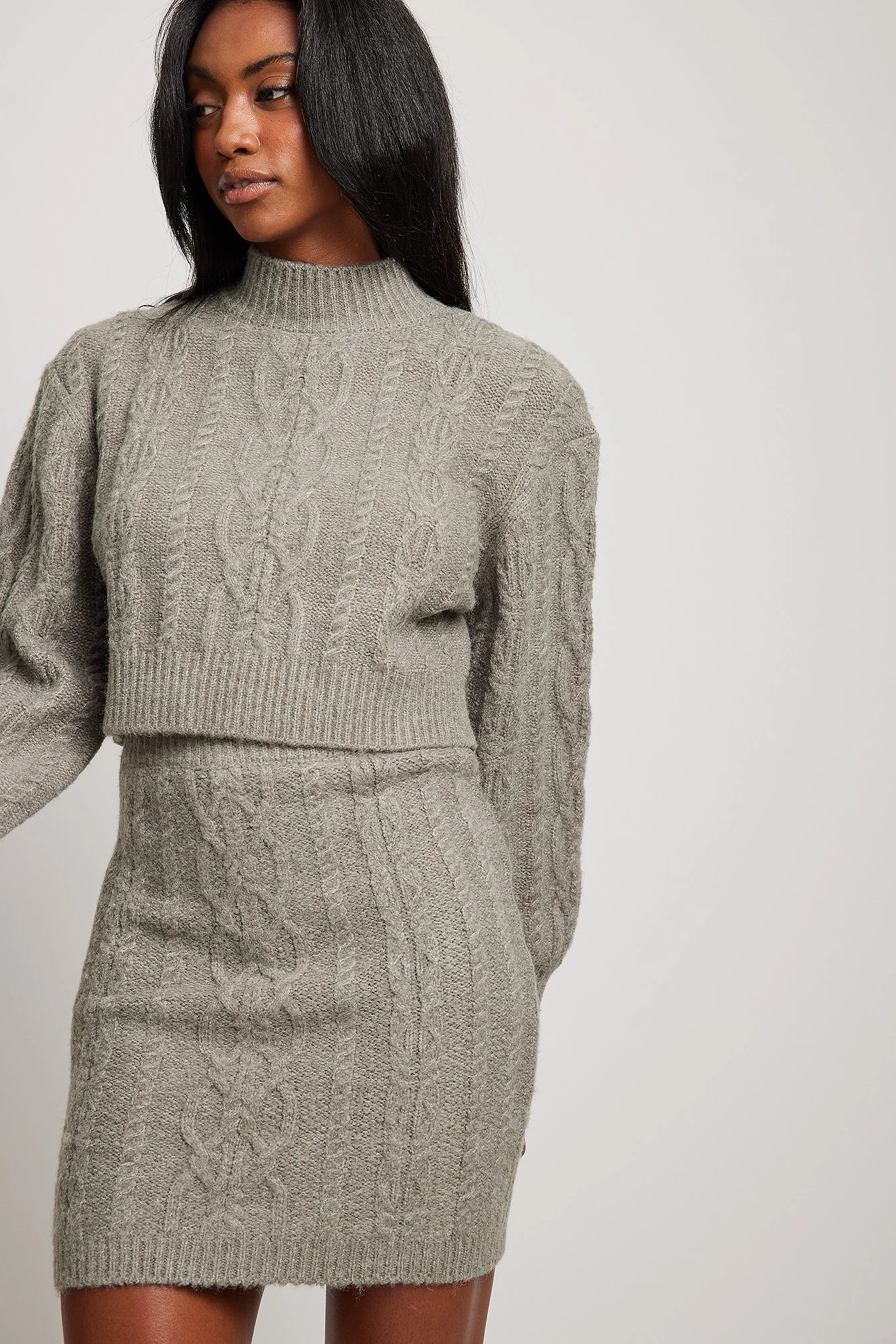 Kurzer Strickpullover mit Zopfmuster