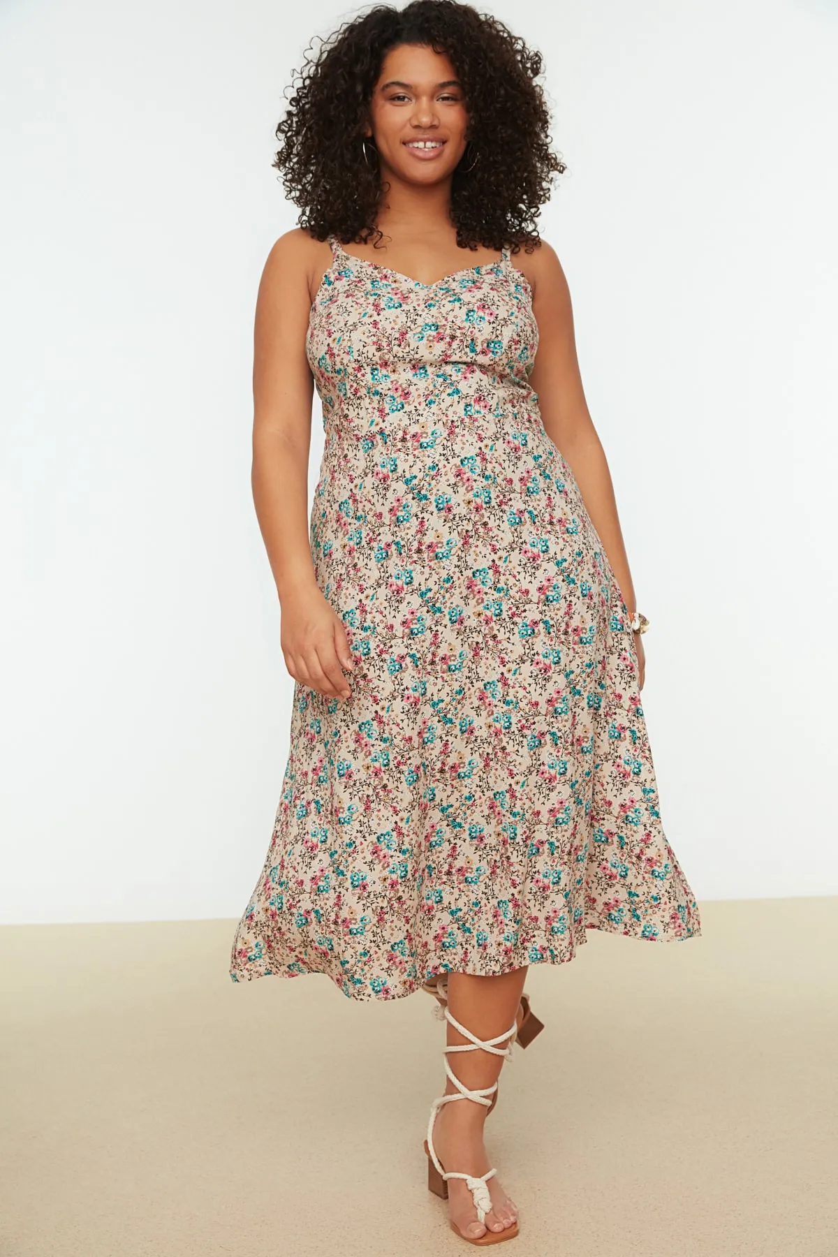 Trendyol Curve  Beigefarbenes Kleid mit gewebten Trägern und Blumenmuster TBBSS22AH0055