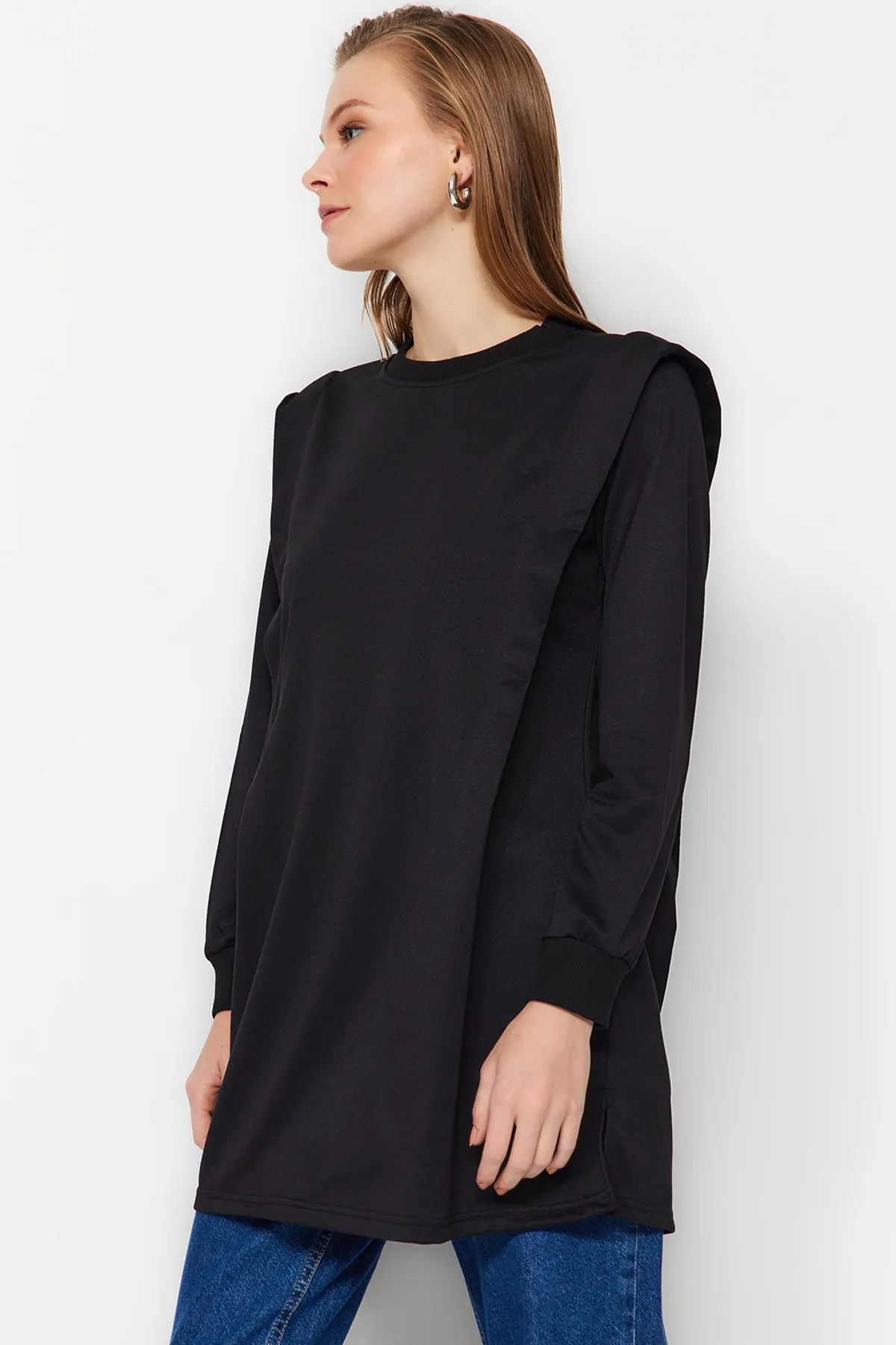 Trendyol Modest  Schwarzes, wattiertes Strick-Sweatshirt TCTAW23TW00250