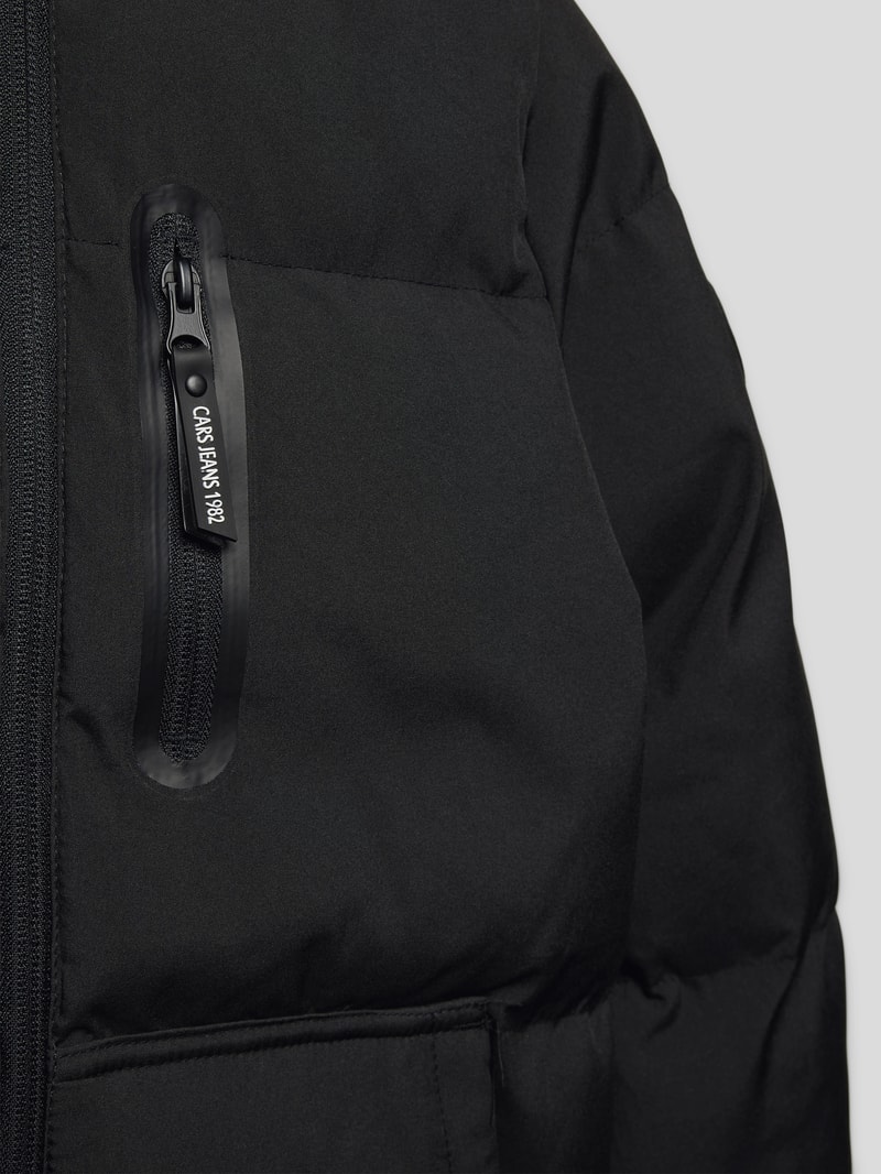 Steppjacke mit Label-Patch und Reißverschlusstasche in schwarz