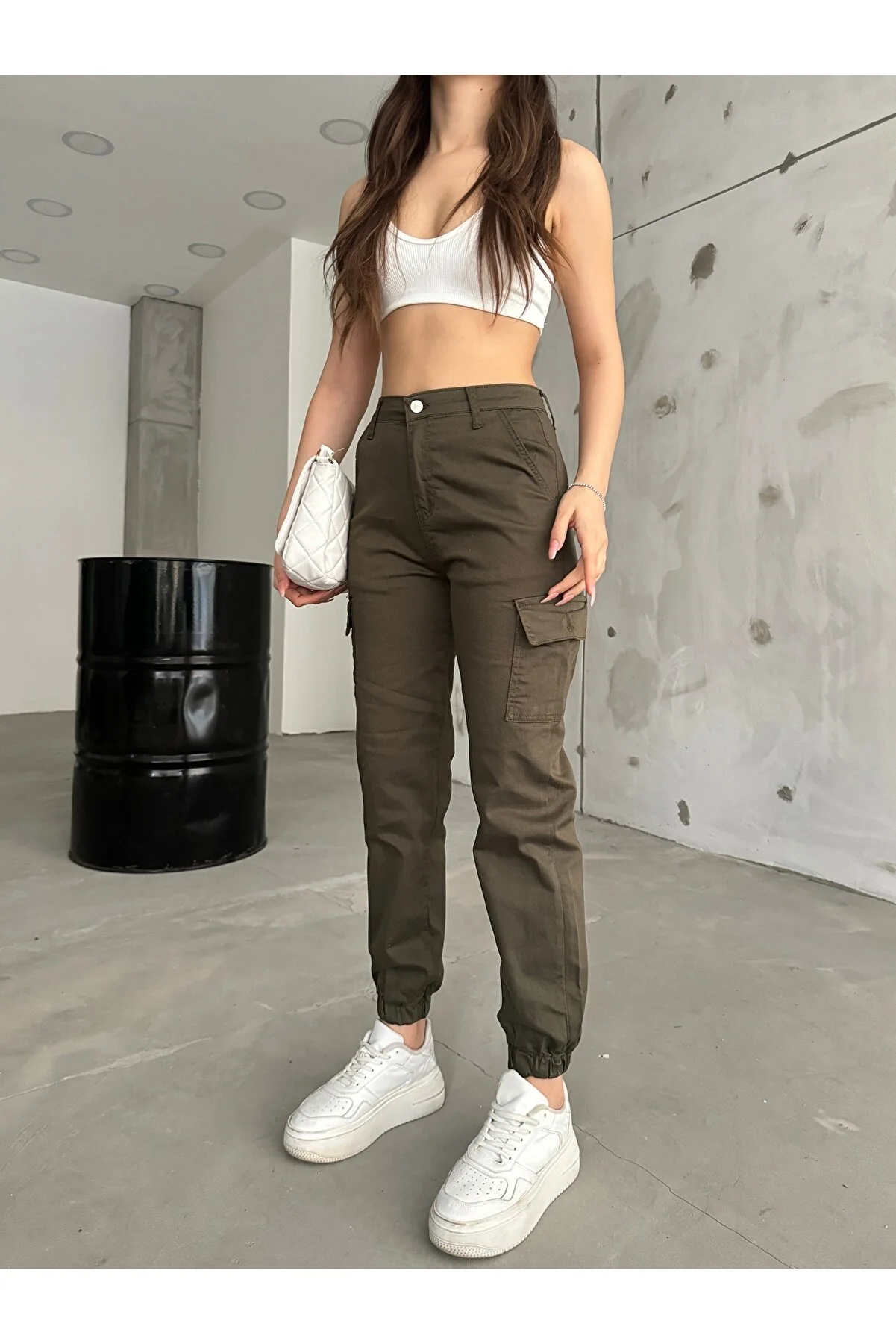 BİKELİFE  Khakifarbene Hose aus Gabardine-Stoff mit Cargotaschen