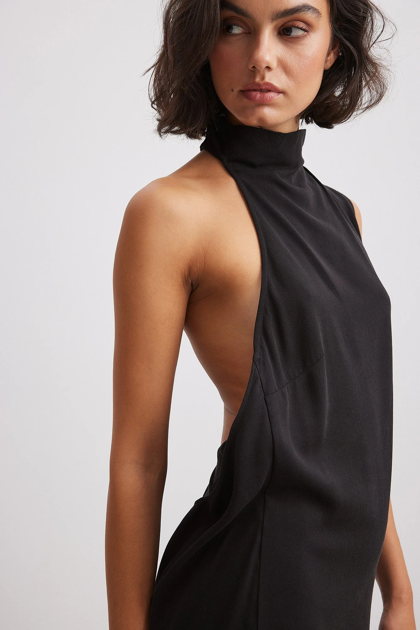 Kleid mit offenem Rücken und Rollkragen