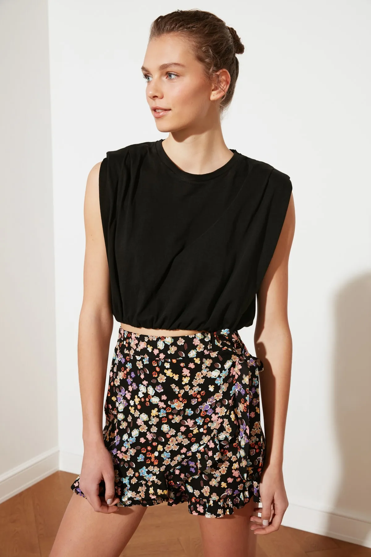 Trendyol Collection  Schwarzer zweireihiger Shortsrock aus gewebter Viskose mit Rüschen und Blumenmuster TWOSS21SR0090
