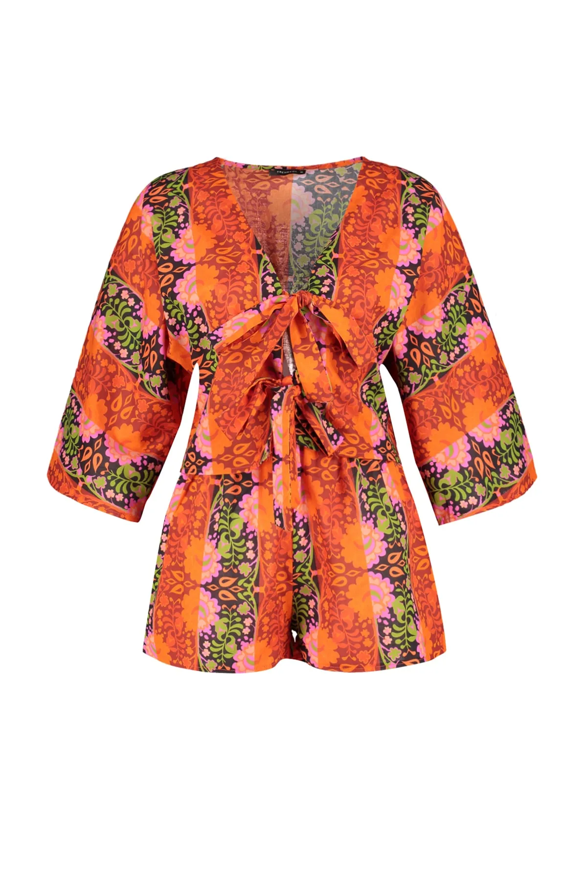 Trendyol Collection  Gewebtes, geblümtes Set aus Bluse und Shorts aus 100 % Baumwolle mit Blumenmuster TBESS22AU0086