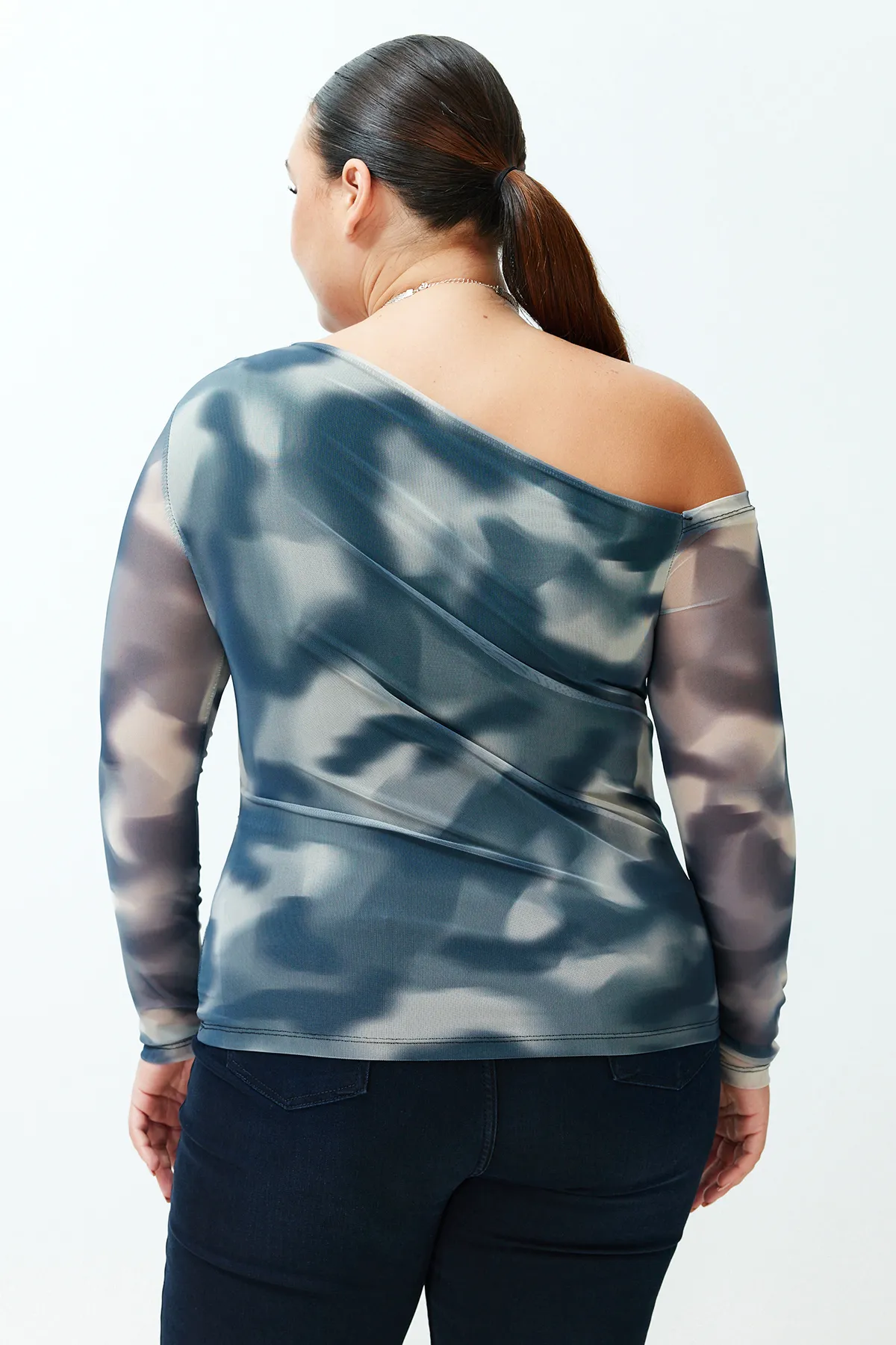 Trendyol Curve  Indigofarbene, mit Tüll gefütterte Strickbluse mit asymmetrischem Kragen TBBSS24AF00025