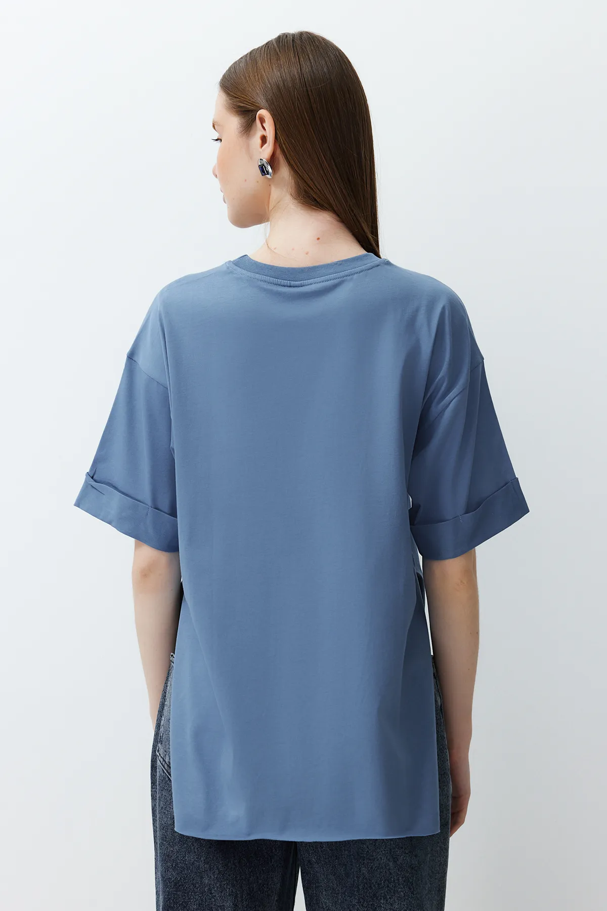 Trendyol Collection  Indigoblaues, asymmetrisches Boyfriend-Strick-T-Shirt aus 100 % Baumwolle mit zwei Ärmeln TWOSS20TS0828