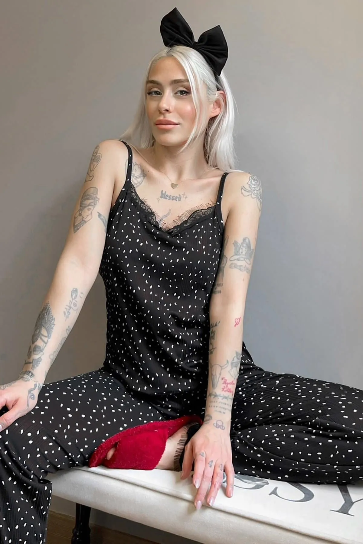 Pijamaevi  Gestricktes Damen-Pyjama-Set mit Polka Dot-Spitze und String-Trägern