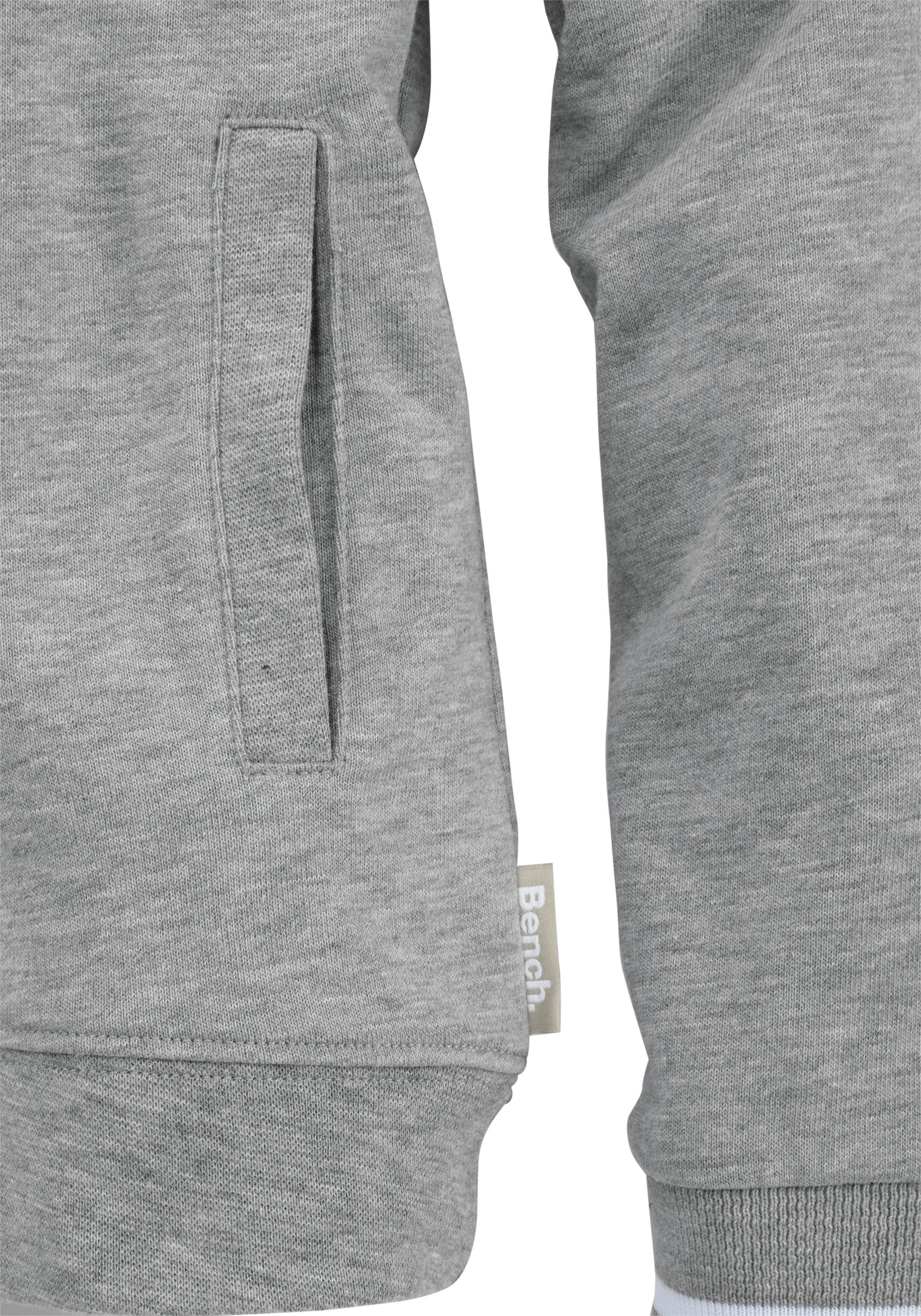 Bench. Kapuzensweatshirt mit Frontdruck