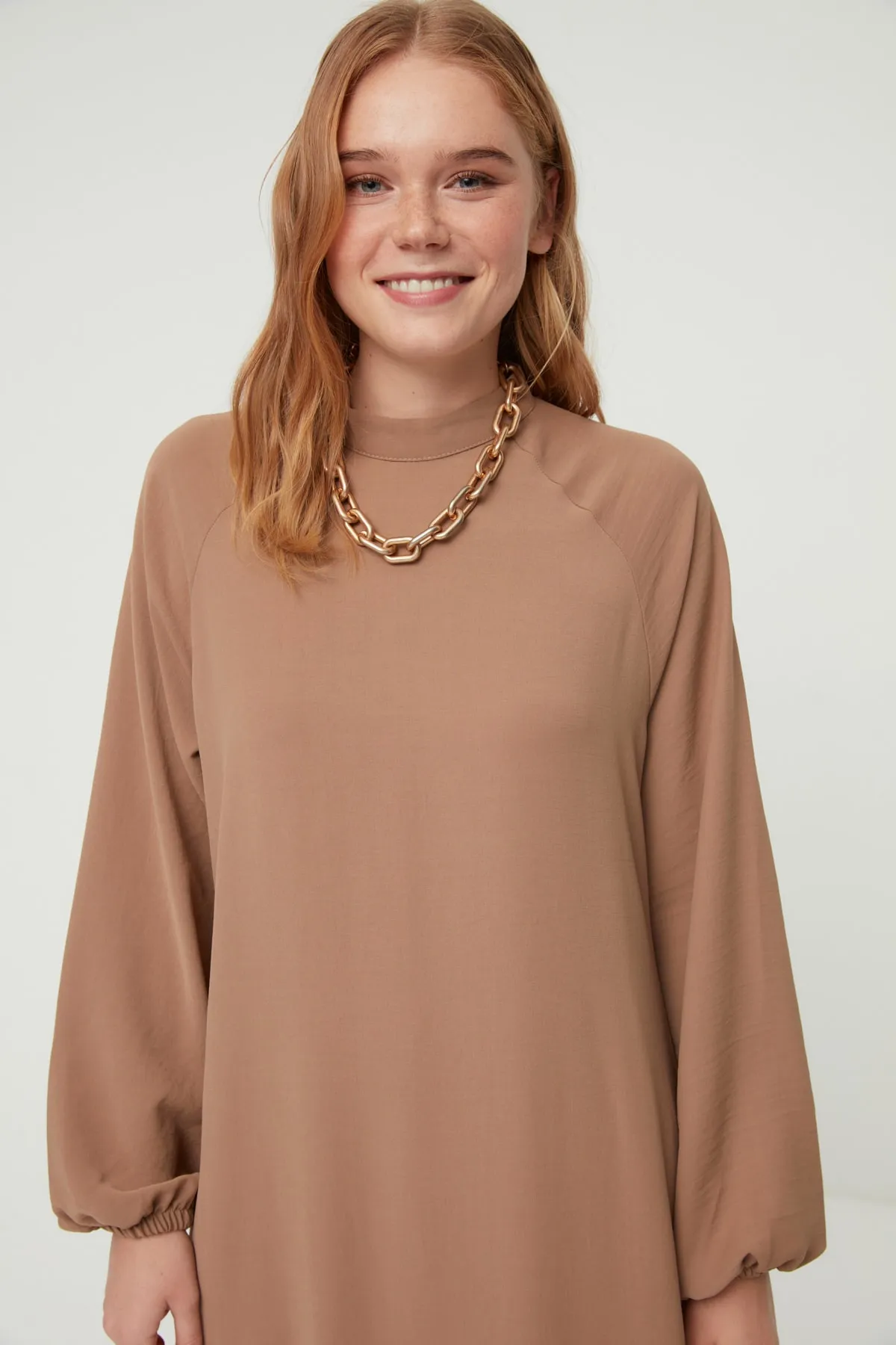 Trendyol Modest  Beigefarbenes, elastisches Aerobin-Webkleid mit Stehkragenärmeln TCTSS22EB0010