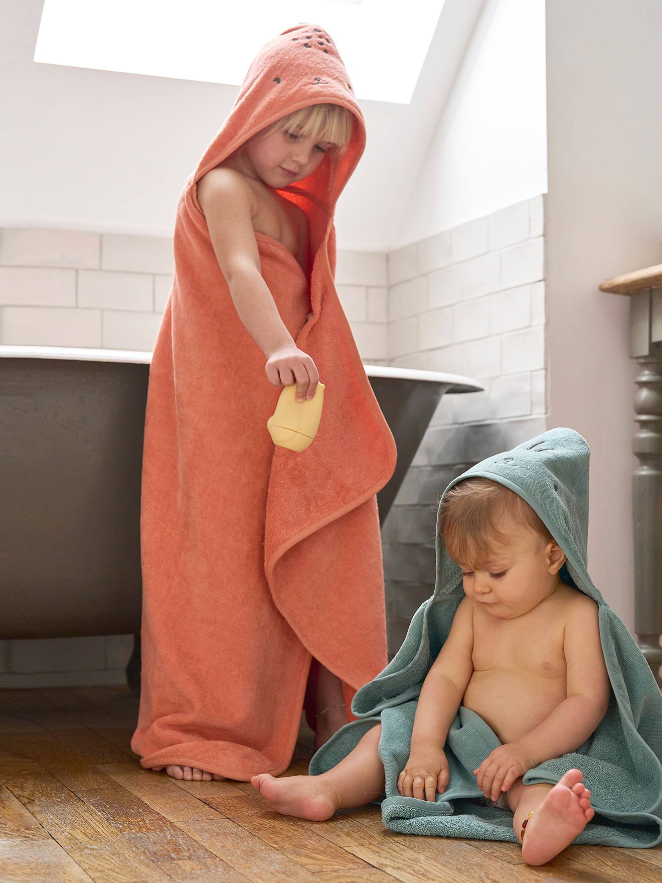 Vertbaudet Baby & Kinder Kapuzenbadetuch mit Recycling-Baumwolle - grün