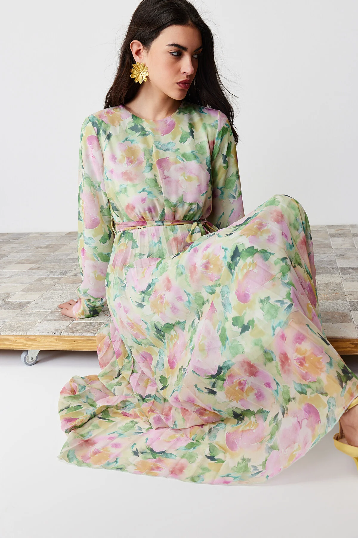 Trendyol Modest  Hellgrünes Kleid aus gewebtem Chiffon mit Blumenmuster und gefüttertem, plissiertem Saum TCTSS24EB00151