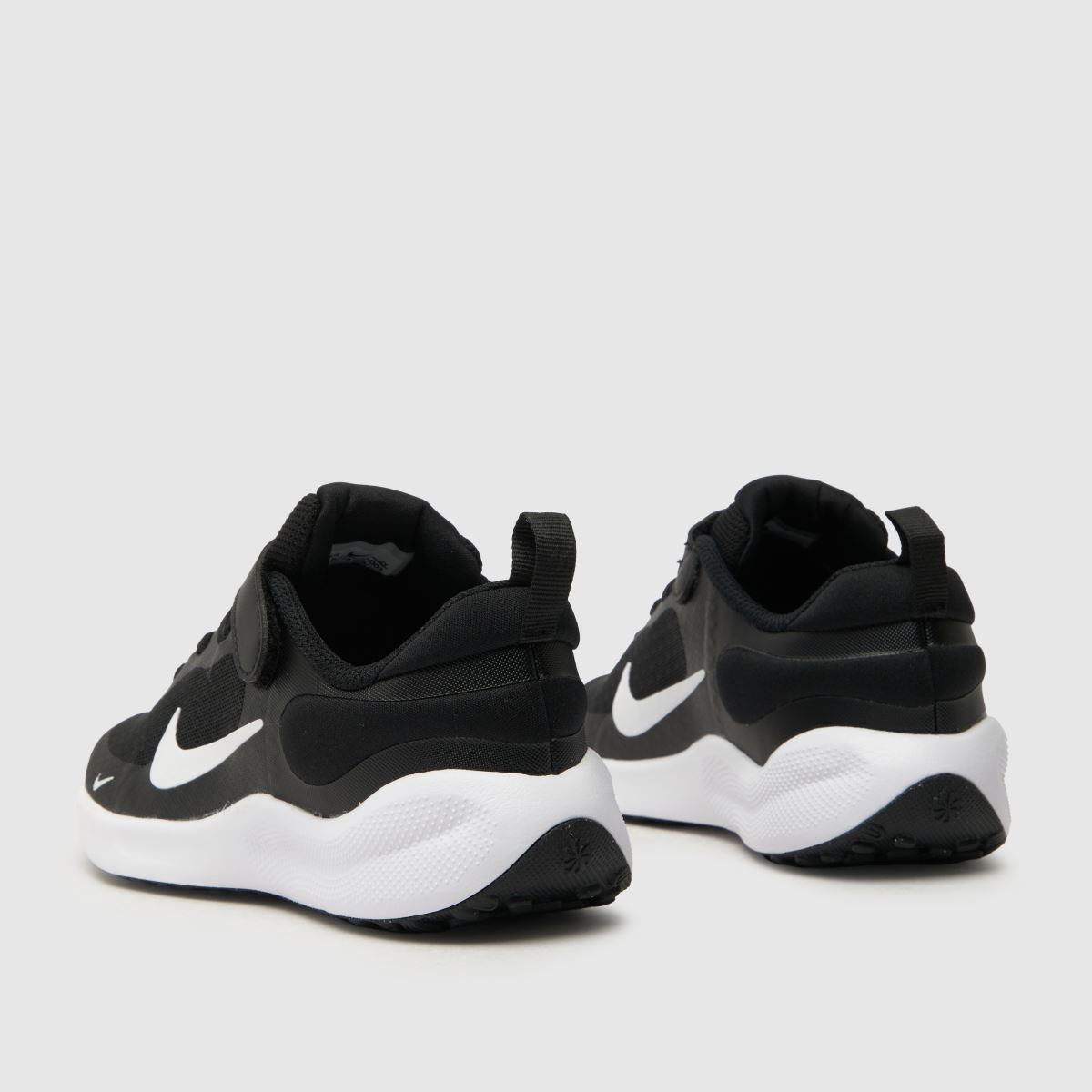 Črno-beli športni copati Nike Revolution 7 Junior