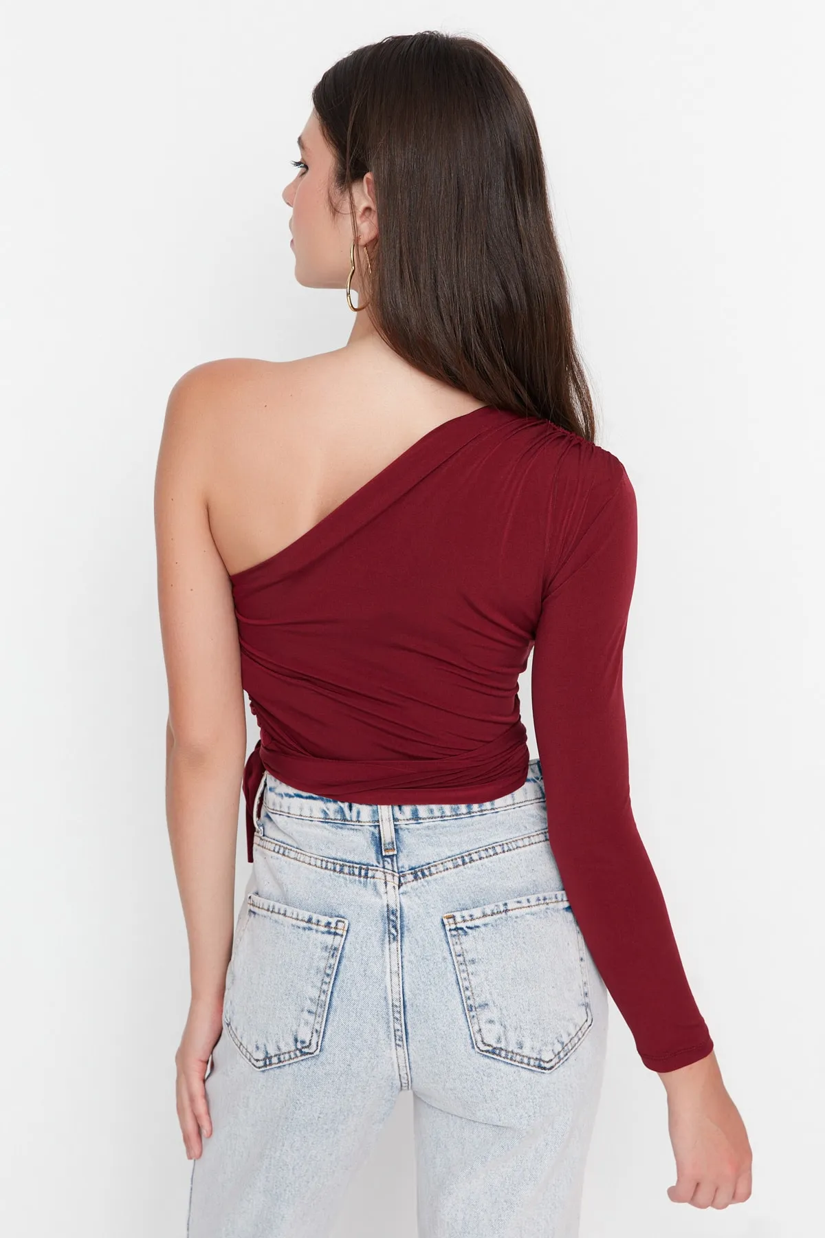 Trendyol Collection  Weinrote, schmal geschnittene, elastische Strickbluse mit einem Ärmel und detailliertem Bindeband TWOAW23BZ00094