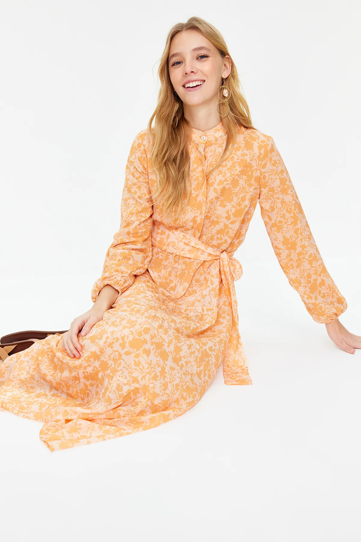 Trendyol Modest  Hellorange gemustertes Chiffon-Webkleid mit hohem Kragen und gefüttertem Gürtel TCTSS21EL3346