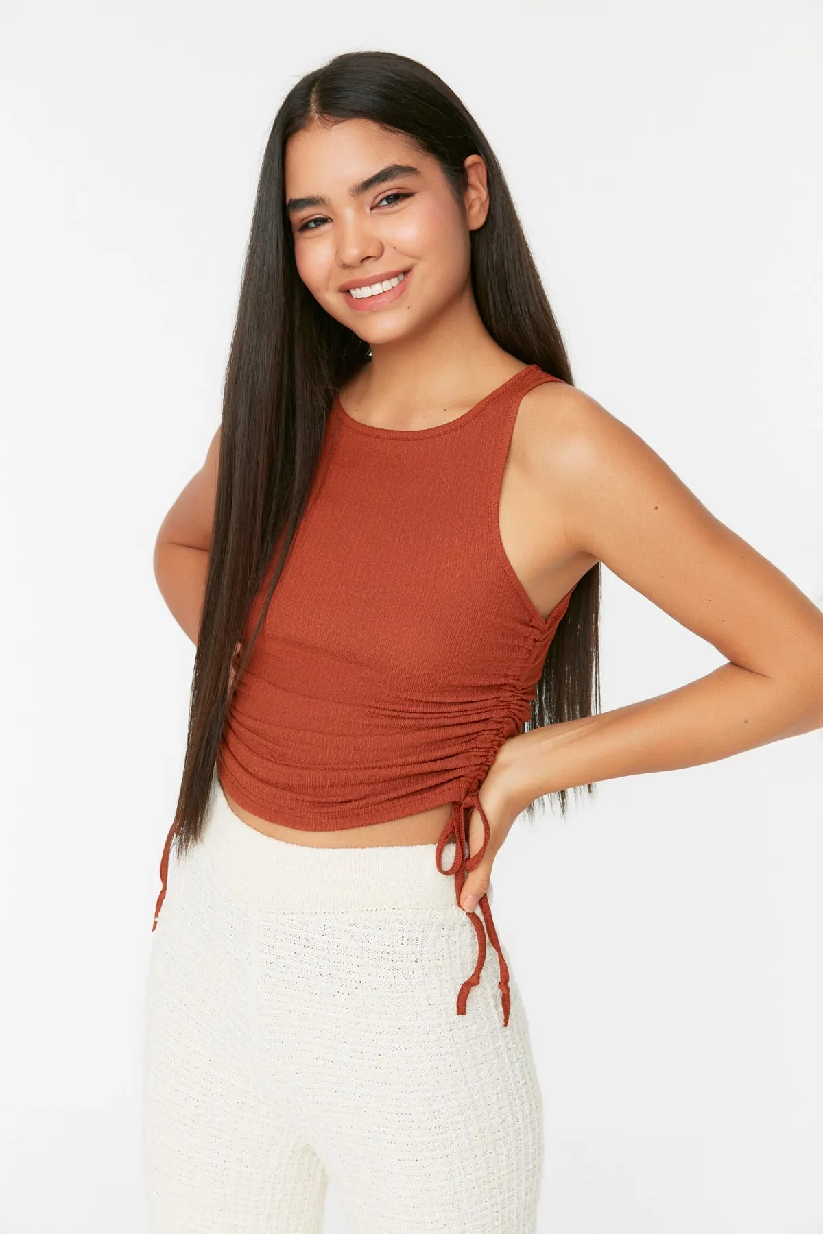 Trendyol Collection  Crop-Strickbluse aus faltigem Stoff mit Kachelraffung und detailliertem Muster THMSS22BZ1016