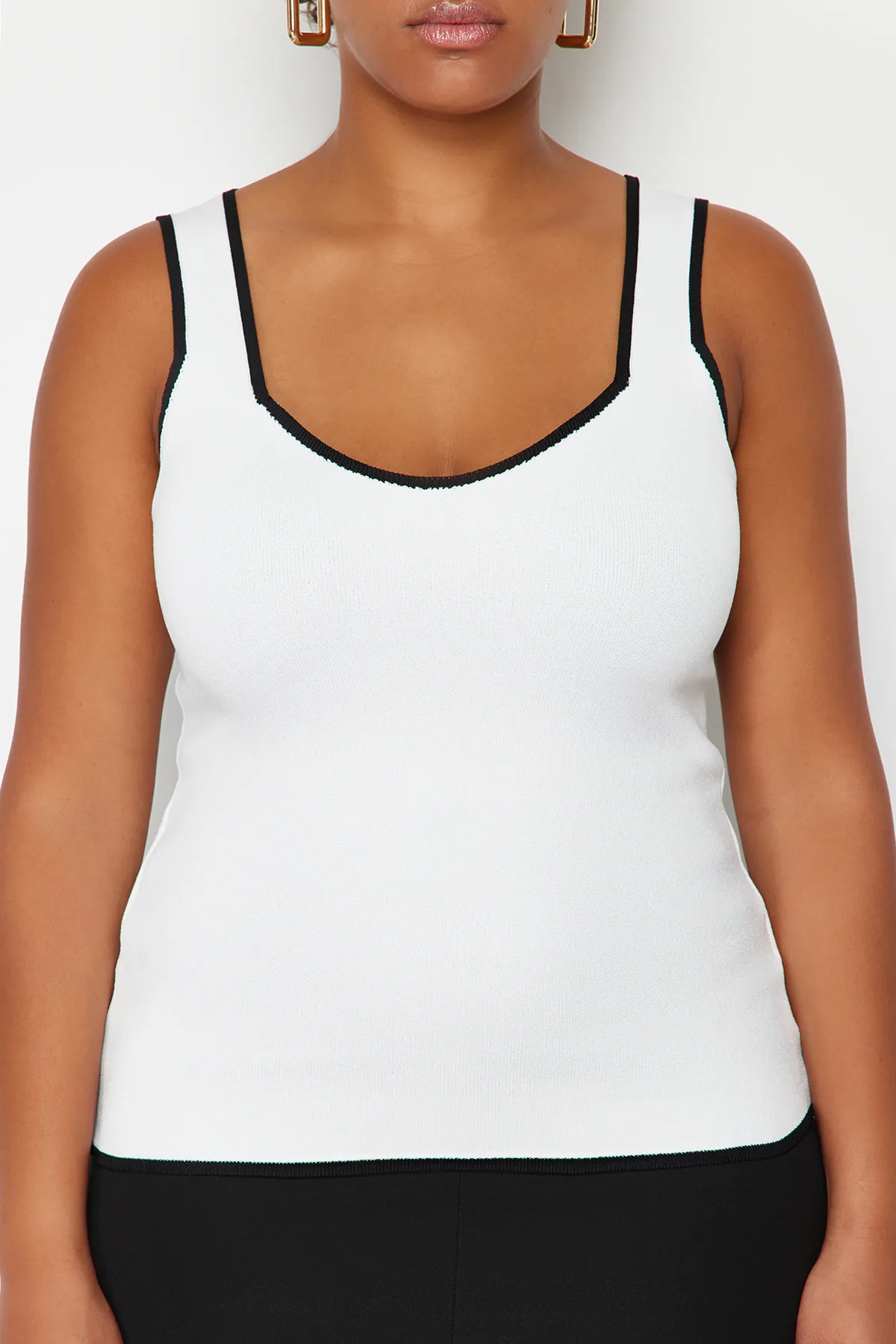 Trendyol Curve  Ecrufarbene, figurbetonte Strickbluse TBBSS24AF00052
