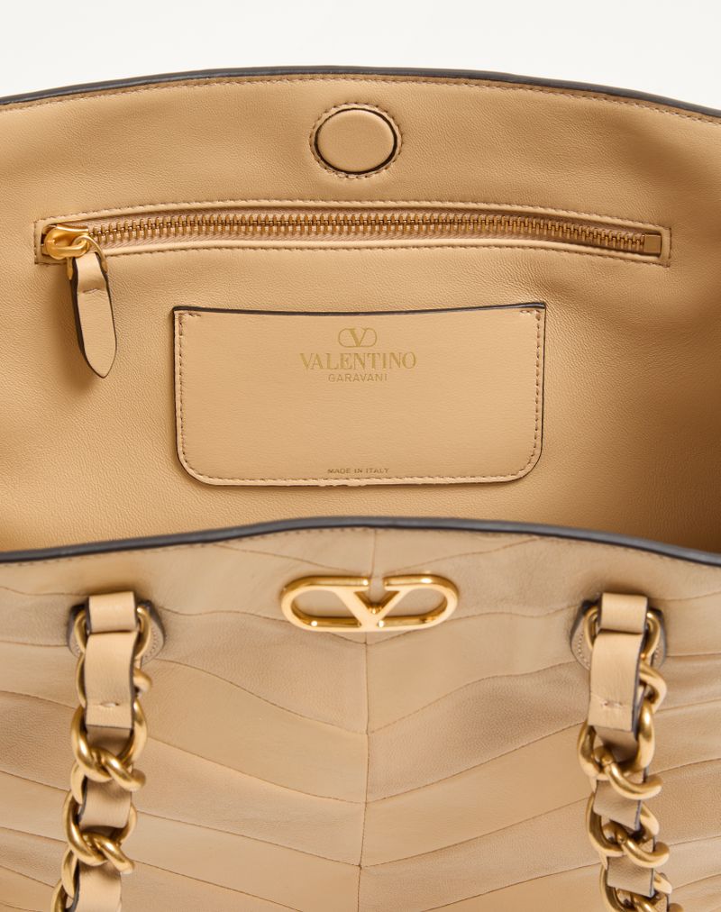 Bolsa de compras pequena Valentino Garavani Laseine em napa com estampa chevron.