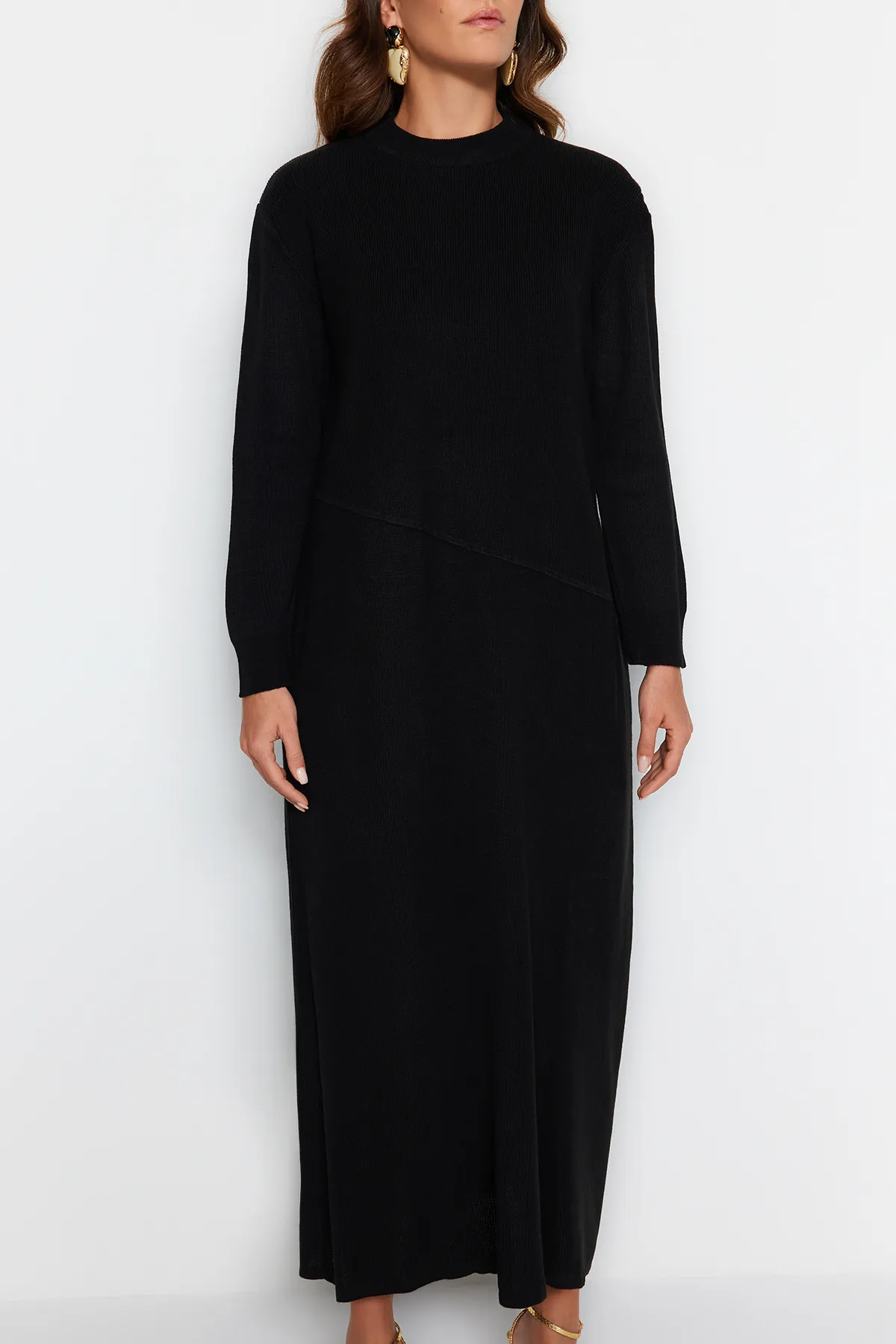 Trendyol Modest  Schwarzes Strickkleid mit Ziernähten TCTAW24EB00000