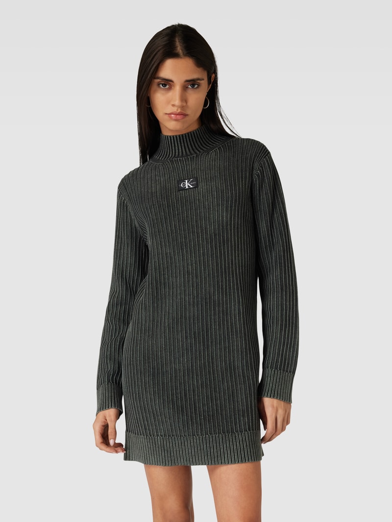 Strickkleid mit Label-Patch in black