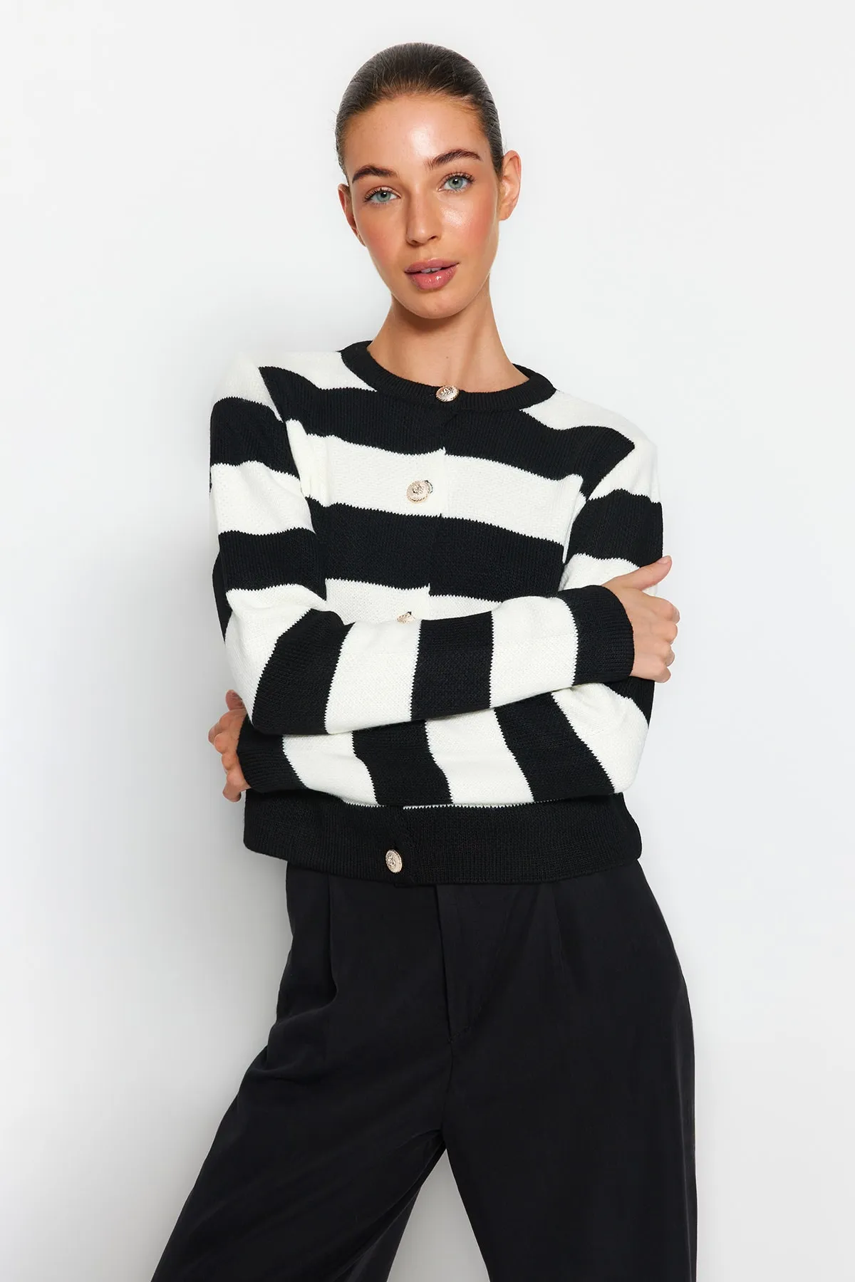 Trendyol Collection  Ecru gestreifter Basic-Strick-Cardigan TWOAW24HI00091