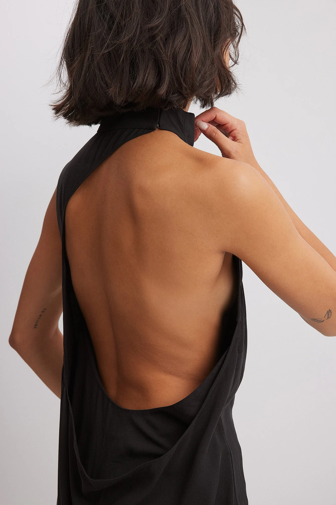 Kleid mit offenem Rücken und Rollkragen