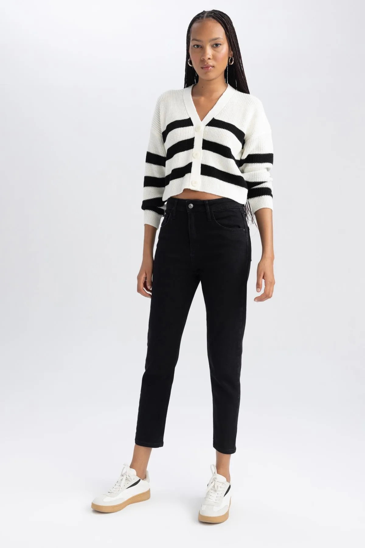DeFacto  Bequeme Mom-Passform, hohe, bequeme Passform, leicht, schmale Beintaille, knöchellange Jeanshose A6985ax23au