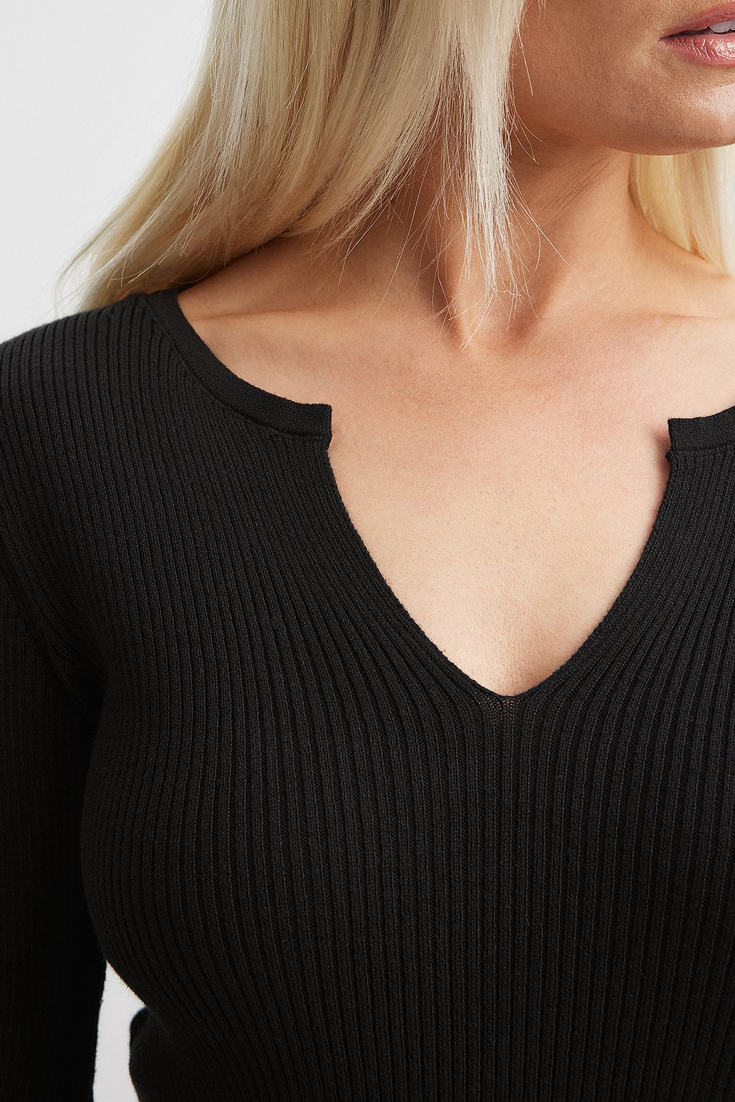 Leichter Ripp-Strickpullover mit V-Detail