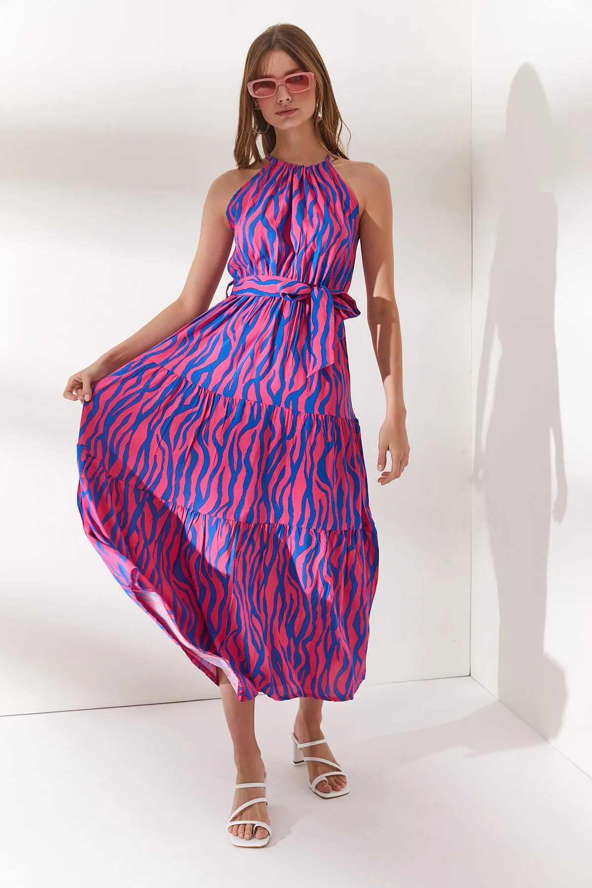 Olalook  Damen-Kleid aus gewebtem Viscon in Zebra-Fuchsia mit Neckholder und Gürtel ELB-19001548