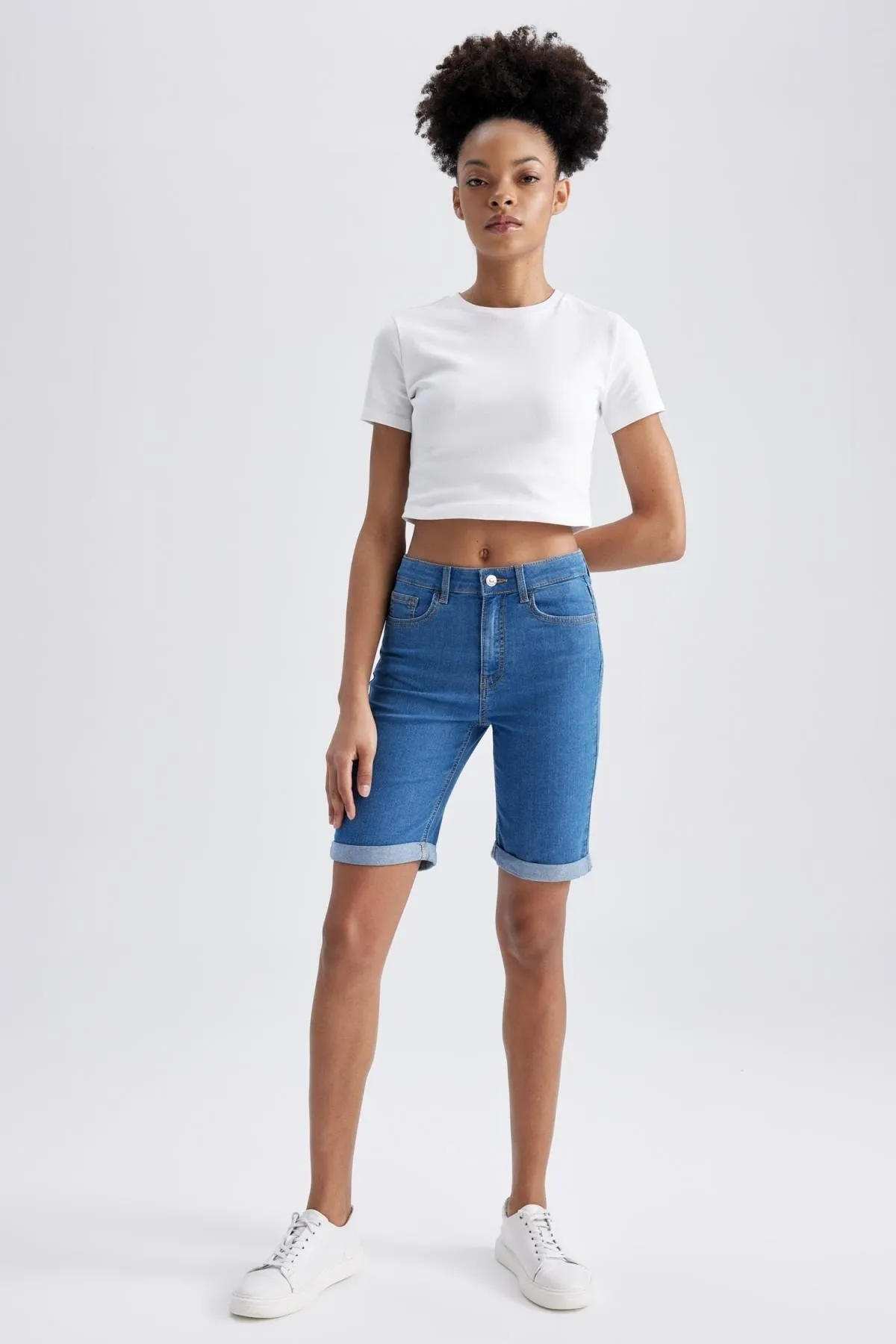 DeFacto  Jeans-Bermuda mit umgeschlagenem Bein und normaler Taille A1958ax23sm