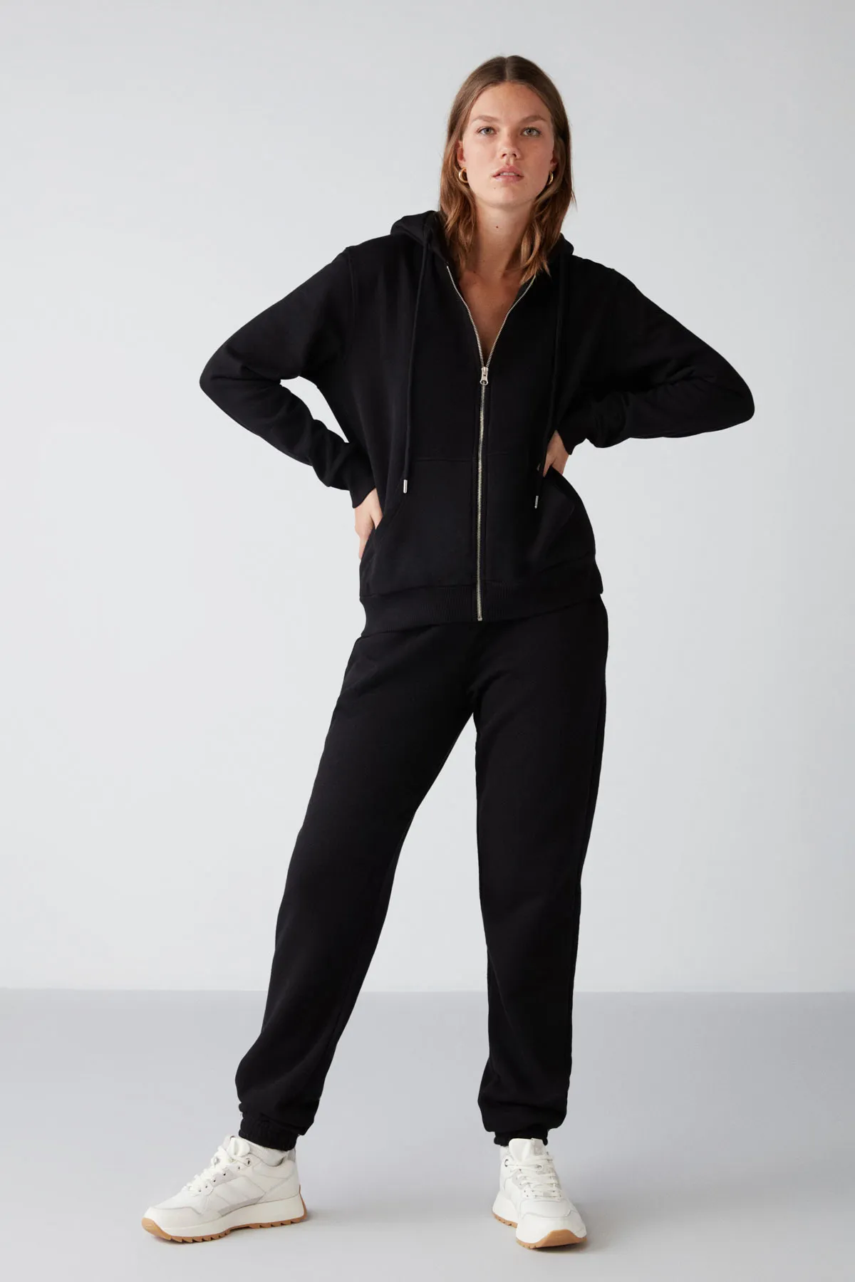 GRIMELANGE  Schwarze Damen-Jogginghose mit regulärer Passform von Marıtza, elastischem Bund und Beinen und Fleece-Innenseite